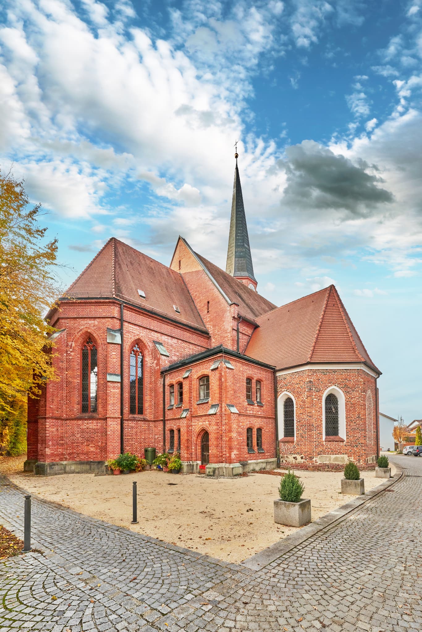 Kirche St. Stephanus in Schönau, Rottal-Inn, Niederbayern. - Die Kirche St. Stephanus Hörnliweg in Schönau, Rottal-Inn, Niederbayern, Deutschland. Dieser markante Ziegelbau prägt die Gemeinde im ländlichen Bäderdreieck.