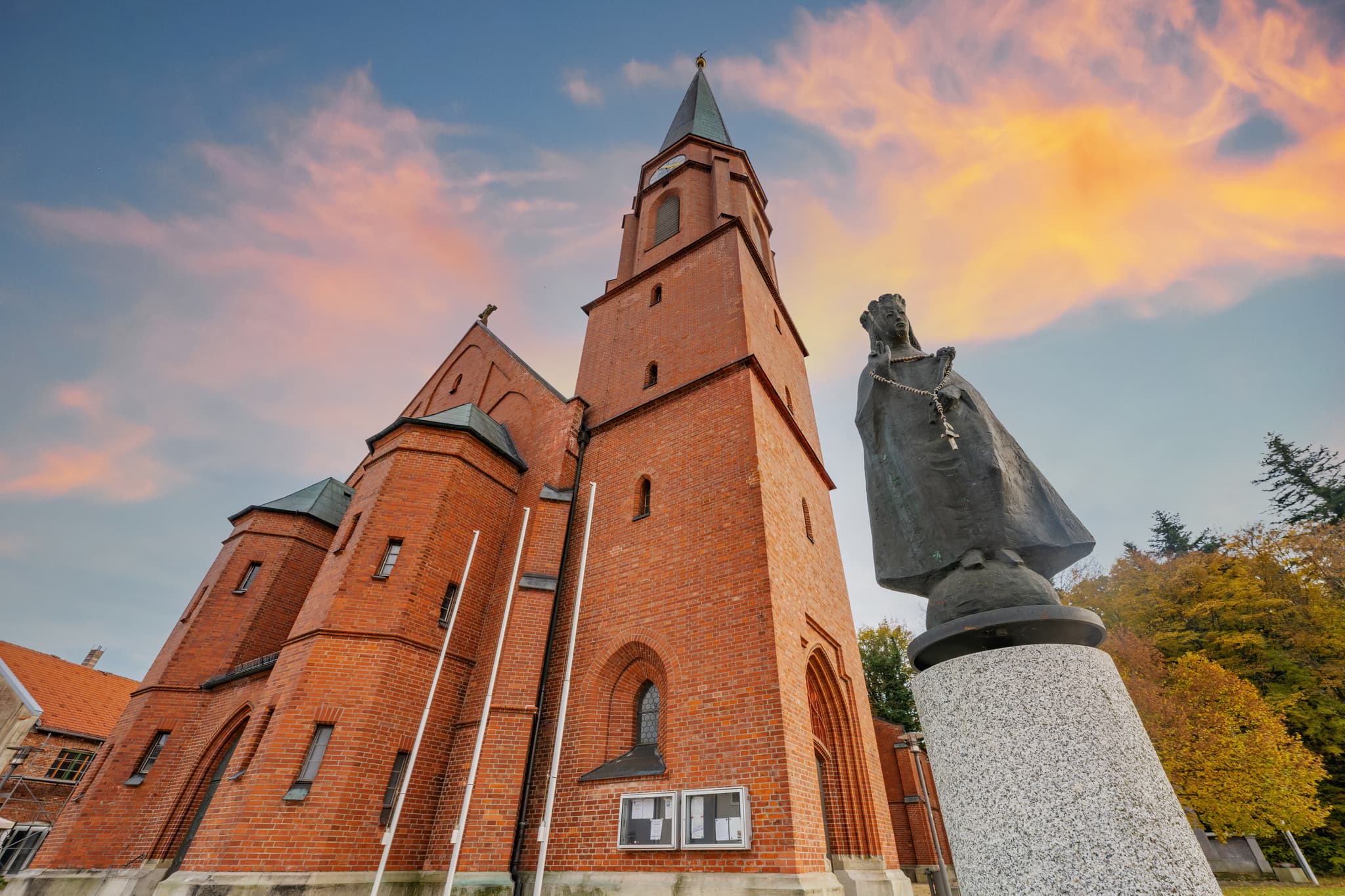 Kirche St. Stephanus, Rottal-Inn, Niederbayern - Kirche St. Stephanus  in Schönau, Rottal-Inn, Niederbayern, Deutschland. Motiv ist eine markante rote Backsteinkirche mit hohem Turm in der Region Holzland.