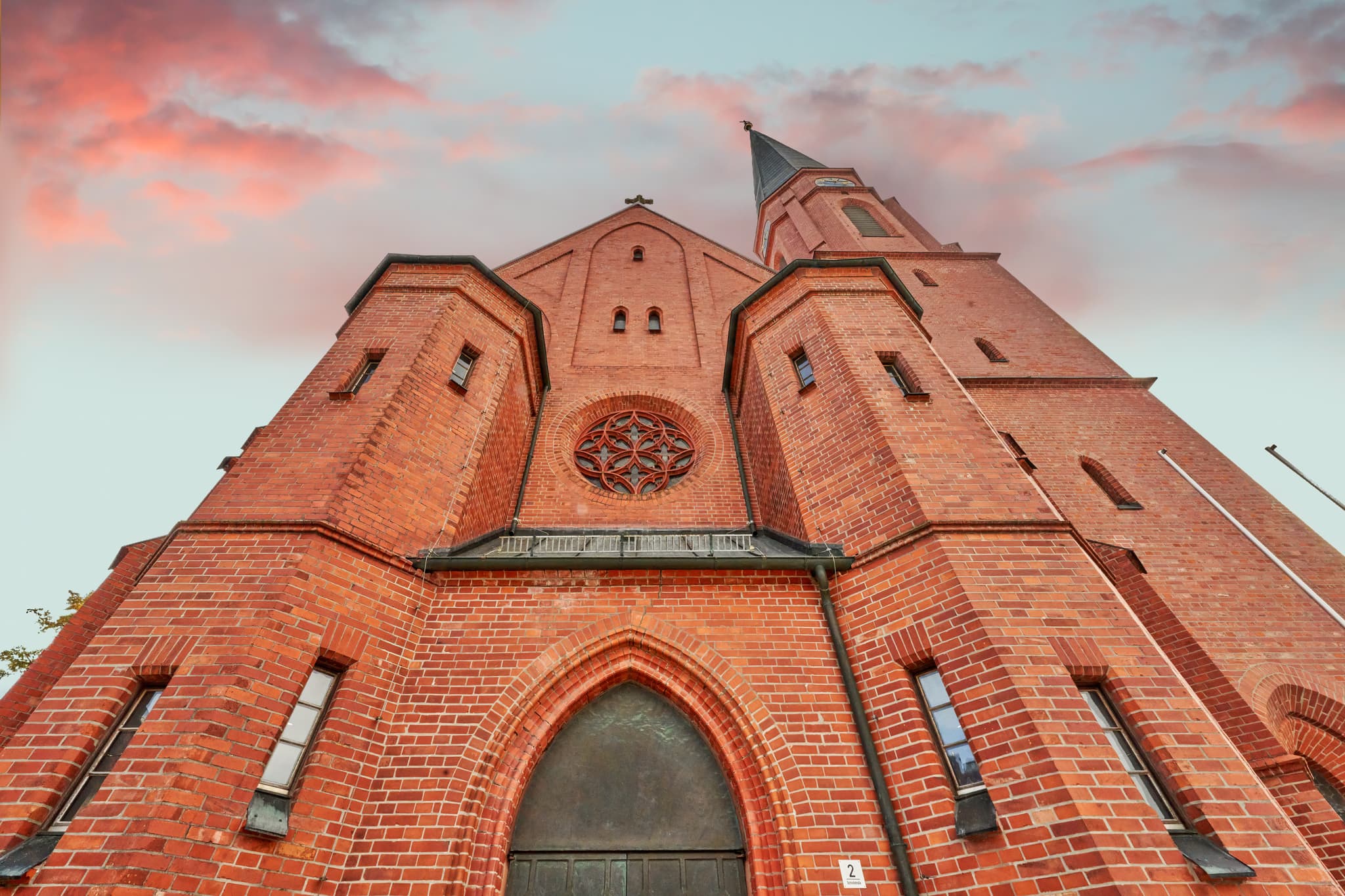 Kirche St. Stephanus, Schönau, Rottal-Inn, Niederbayern - Blick auf die Kirche St. Stephanus Hörniweg in Schönau, Rottal-Inn, Niederbayern, Deutschland. Markanter Sakralbau im Holzland unter dramatischem Himmel.
