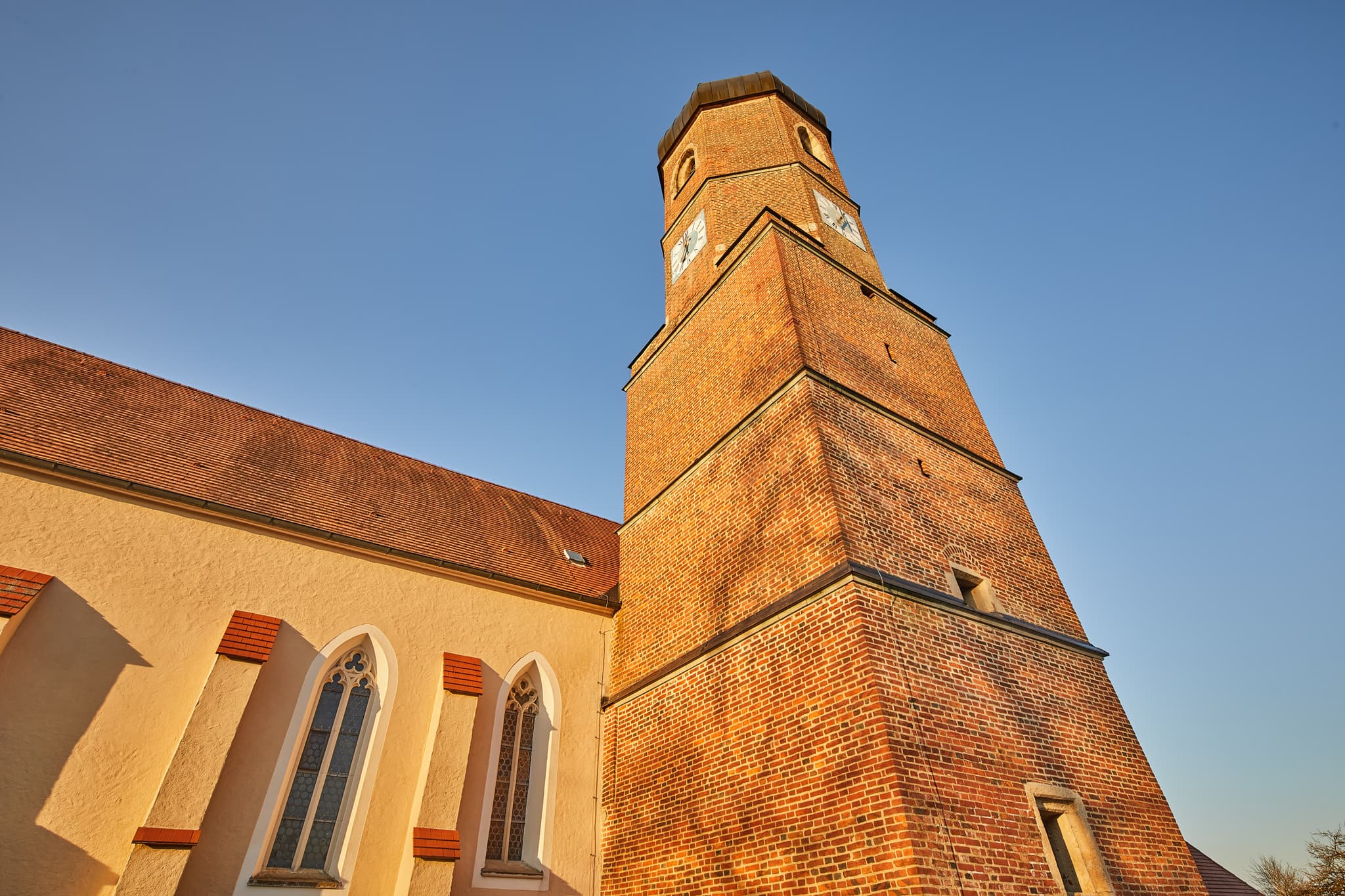 Kirche Turm, Martinskirchen, Rottal-Inn, Niederbayern - Kirchturm aus Ziegelmauerwerk mit angrenzendem Kirchenschiff unter blauem Himmel in Martinskirchen, Gemeinde Wurmannsquick, Rottal-Inn, Niederbayern, Holzland.