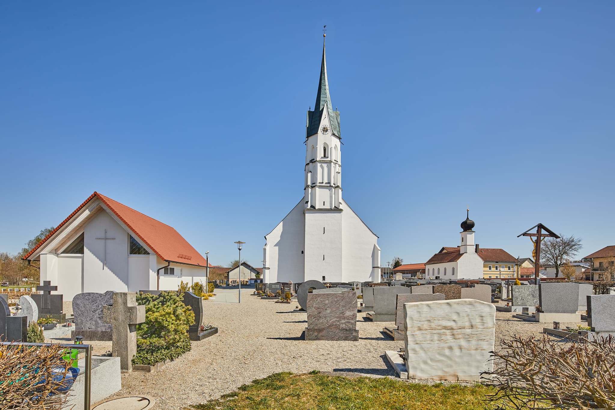 Kirche Unterdietfurt, Rottal-Inn, Niederbayern - Pfarrkirche Mariä Heimsuchung mit Friedhof in Unterdietfurt, Holzland im Landkreis Rottal-Inn, Niederbayern, Deutschland. Ein ruhiges Motiv unter klarem Himmel.