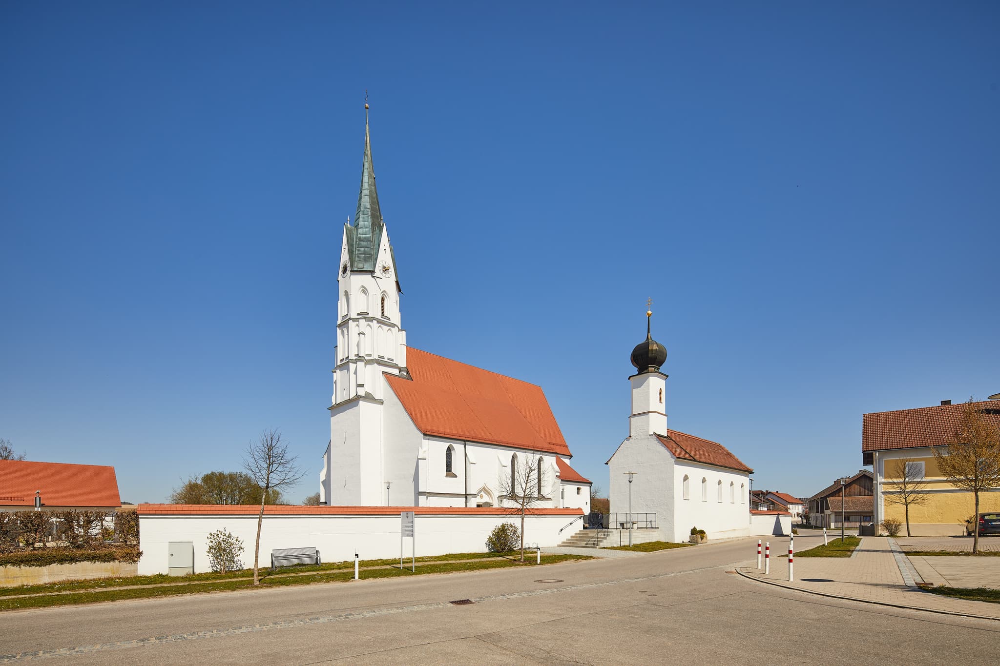 Kirche Unterdietfurt, Rottal-Inn, Niederbayern - Pfarrkirche Mariä Heimsuchung in Unterdietfurt, Gemeinde in Rottal-Inn, Niederbayern. Neben ihr eine kleine Friedhofskapelle.