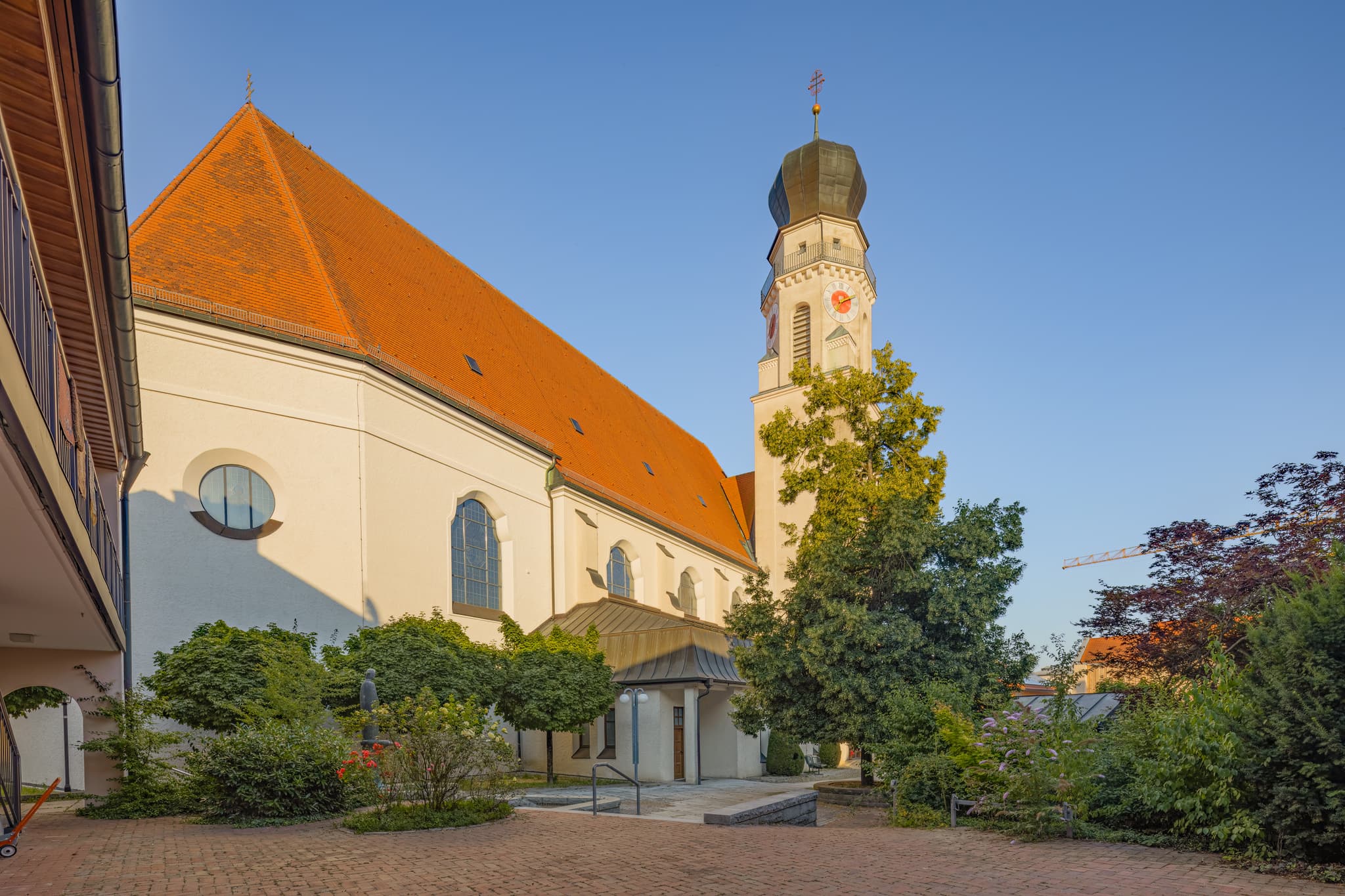 Kirche Vorplatz, Heilige Familie, Bad Griesbach, Passau - Stadtpfarrkirche Heilige Familie in Bad Griesbach, Landkreis Passau, Niederbayern, Bayern. Das Bild zeigt die Kirche von außen mit angrenzendem Vorplatz.