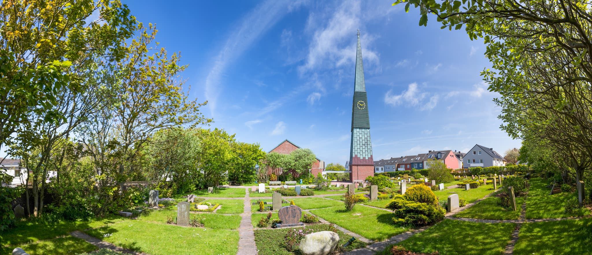 Kirchen-Panorama Helgoland, Pinneberg, Schleswig-Holstein - Kirchen-Panorama von Helgoland, Landkreis Pinneberg, Schleswig-Holstein, Deutschland. Motiv ist die Kirche, der Friedhof und die umgebende Nordseeküste.