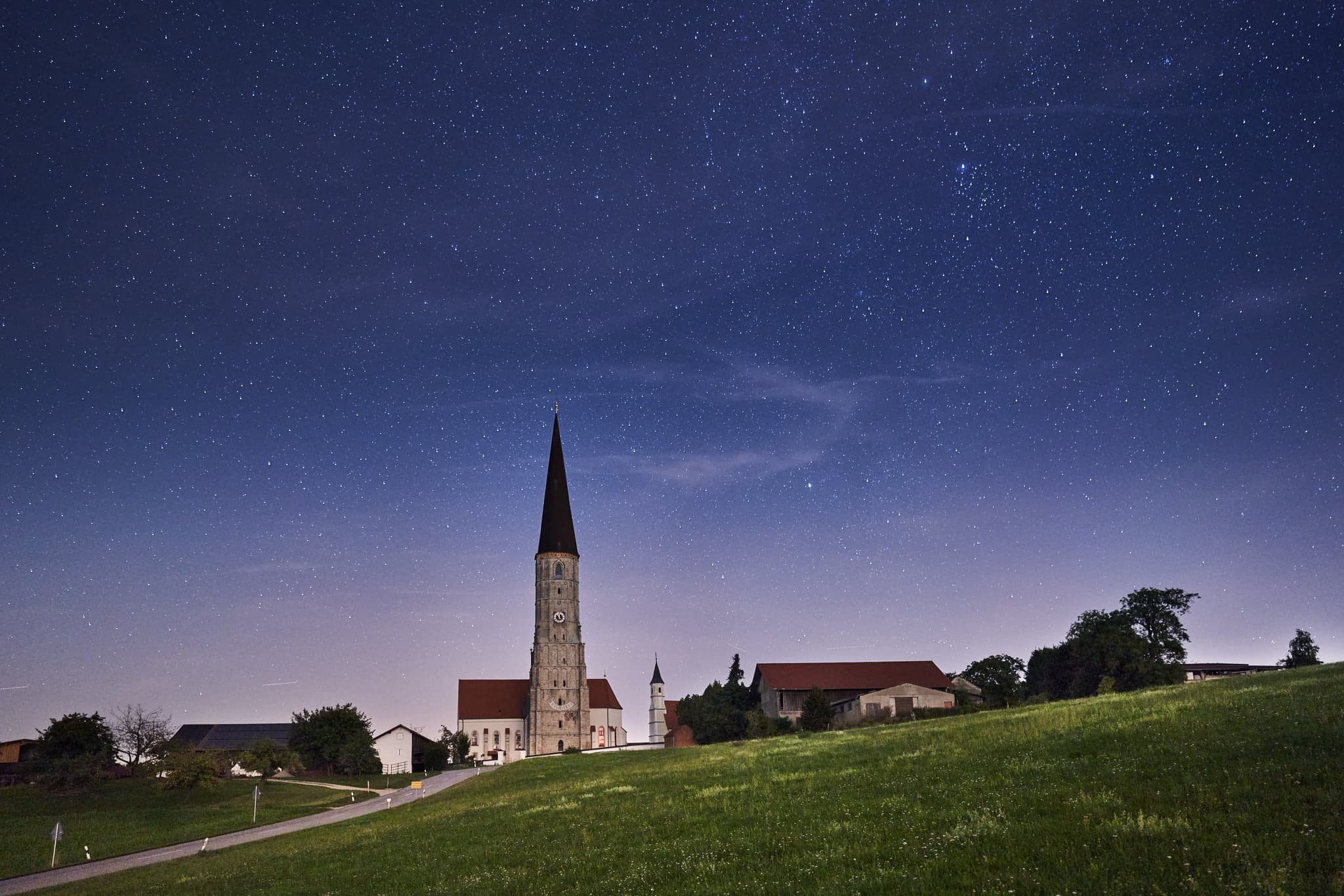 Kirchenturm bei Nacht, Schildthurn, Niederbayern, Holzland - Die markante Kirche von Schildthurn, Zeilarn, Rottal-Inn, Niederbayern, Holzland,  beeindruckt ab 22 Uhr auch mit wenig Lichtverschmutzung.
