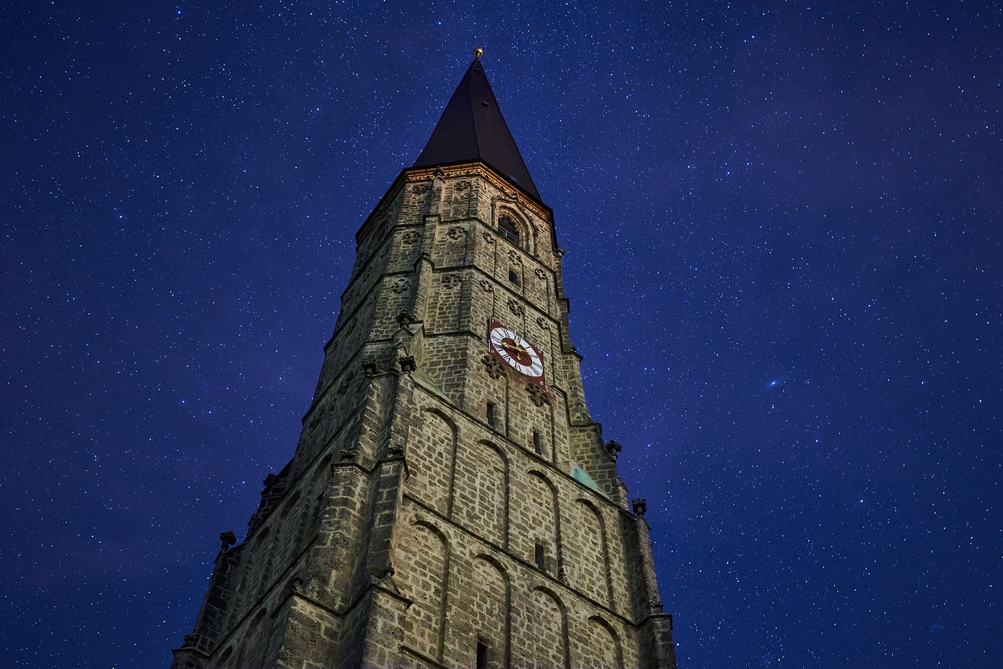 Kirchenturm Nacht Sterne, Schildthurn, PAN, Ndb., Bäderdr. - Kirchenturm von Schildthurn, Zeilarn, Landkreis Rottal-Inn, Niederbayern, bei Nacht unter klarem Sternenhimmel. Prägendes Bauwerk.