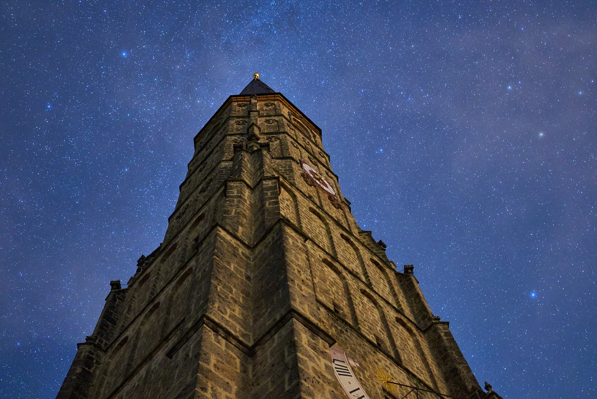 Kirchenturm unter Sternenzelt, Schildthurn, Niederbayern - Kirchenturm in Schildthurn, Zeilarn, Landkreis Rottal-Inn, Niederbayern, Deutschland. Bei Nacht unter einem klaren Sternenhimmel in der Region Holzland.