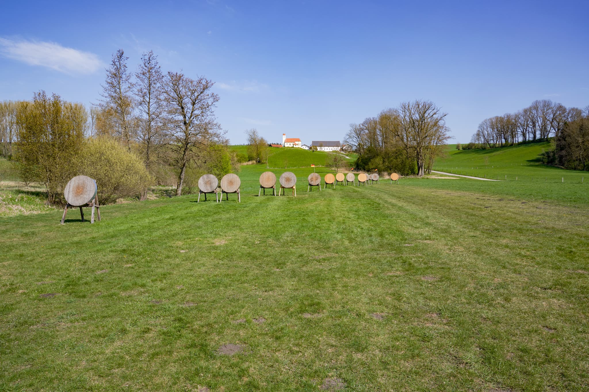Kirchisen Bogenschützen in Mettenheim, Mühldorf am Inn - Bogenschützen-Anlage in Mettenheim, Landkreis Mühldorf am Inn, Oberbayern. Grüne Landschaft der Inn-Salzach Region in Deutschland, ideal für Freizeitsport.