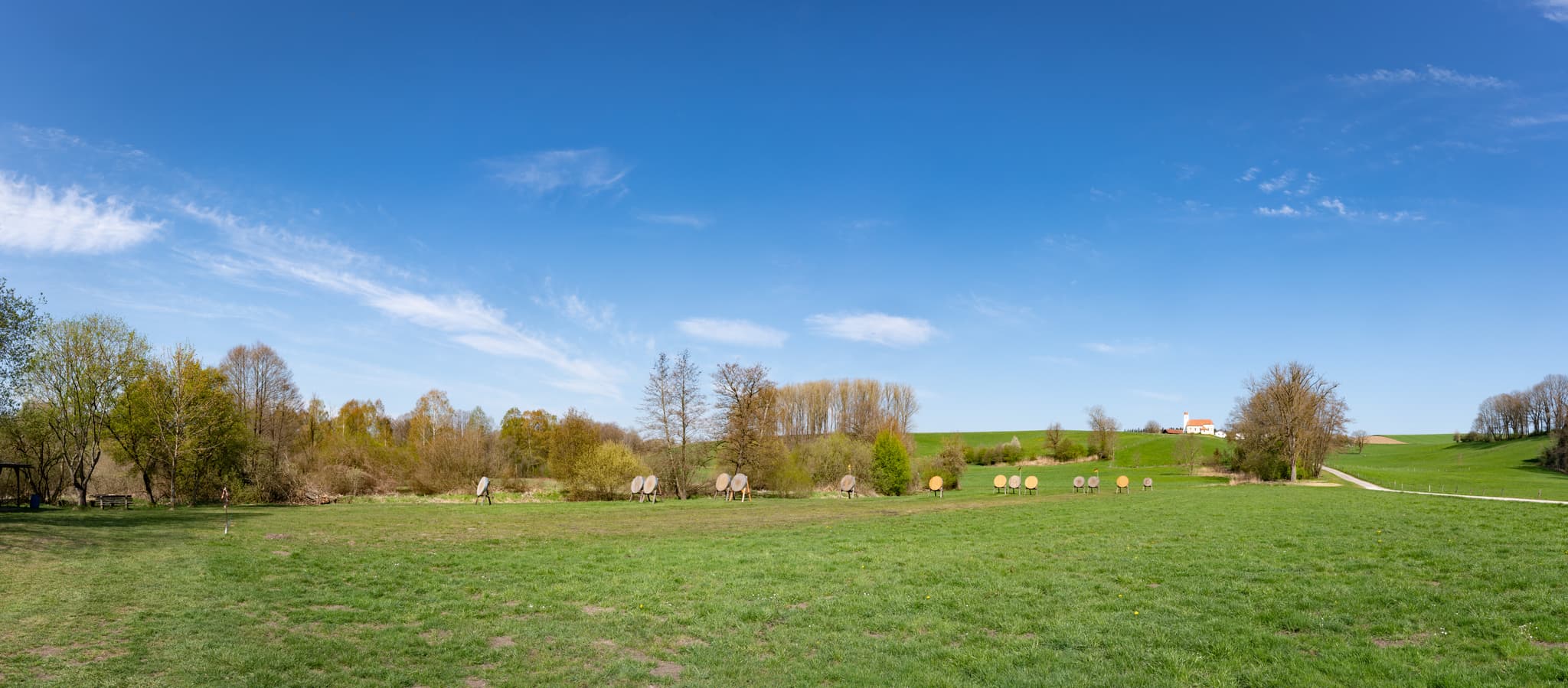 Kirchisen Bogenschützen, Mettenheim, Mühldorf am Inn - Panoramablick auf den Bogenschützenparcours in Mettenheim, Landkreis Mühldorf am Inn, Oberbayern, Deutschland.