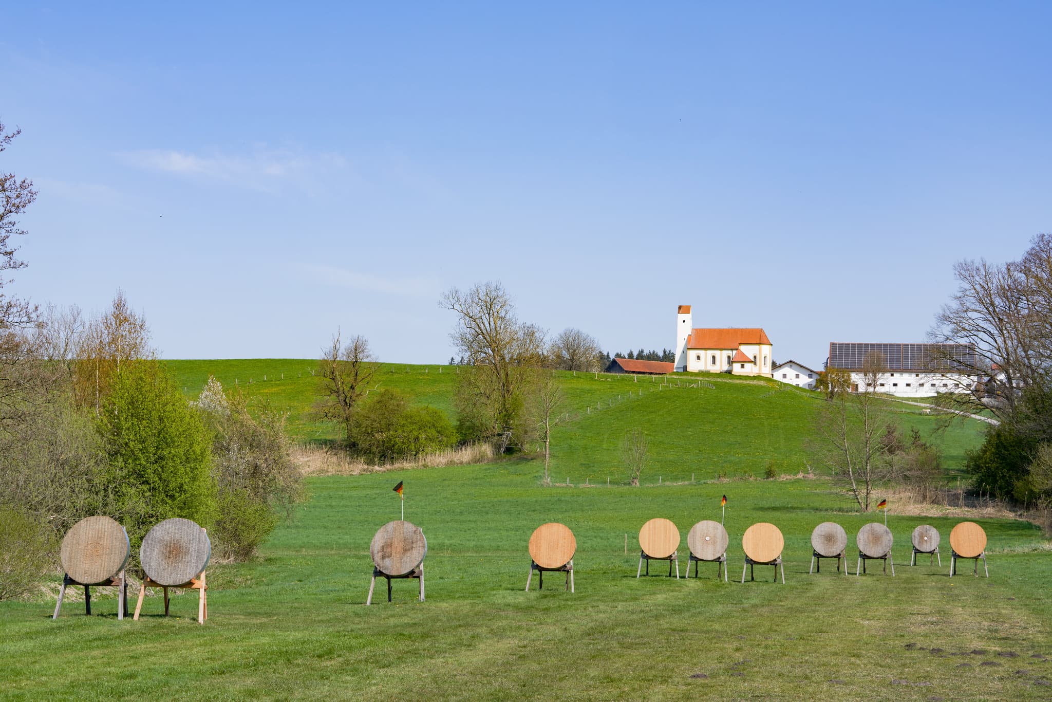 Kirchisen Bogenschützen Mettenheim, Mühldorf am Inn - Idyllische Aufnahme von Kirchisen Bogenschützen in Mettenheim. Die Kirche vor der Kulisse des Landkreises Mühldorf am Inn in Oberbayern, Region Inn-Salzach.
