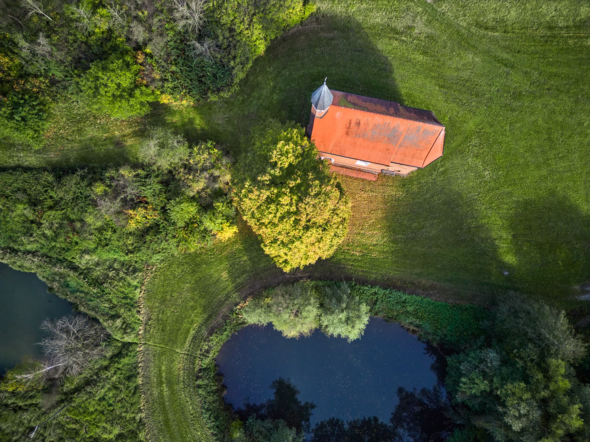 Kirchlein, Martinskirchen St. Koloman, Rottal-Inn - Luftaufnahme Kirchlein bei Martinskirchen St. Koloman, Wurmannsquick, Landkreis Rottal-Inn, Niederbayern. Umgeben von Wiesen und Teichen in der Region Holzland.