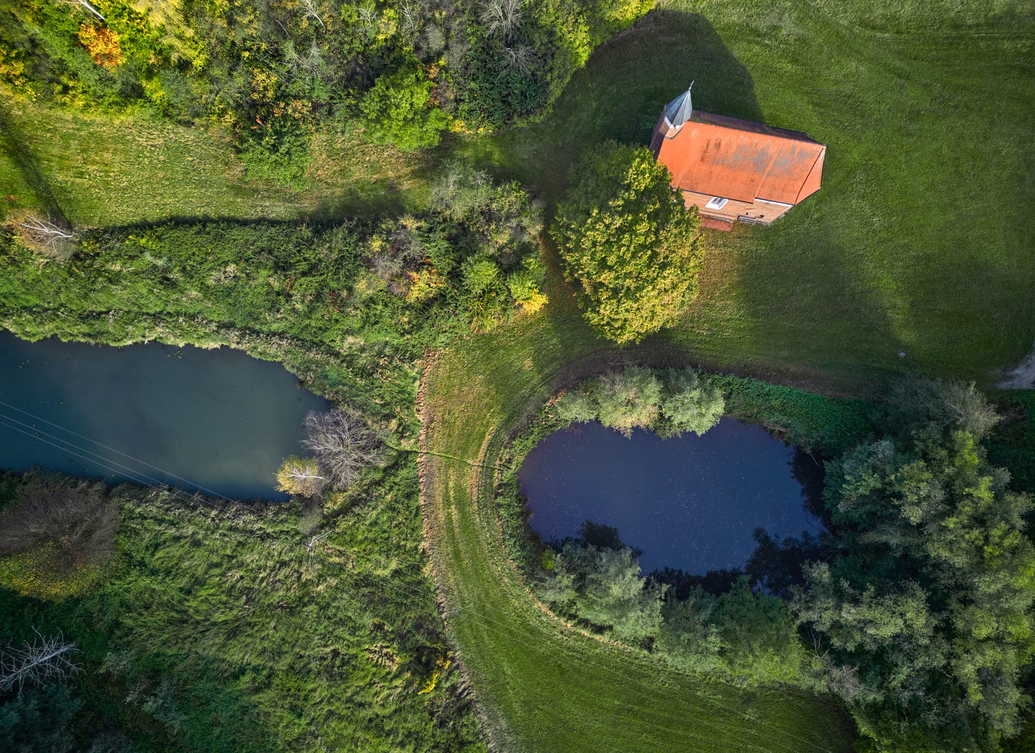 Kirchlein, Martinskirchen St. Koloman, Rottal-Inn - Luftaufnahme Kirchlein bei Martinskirchen St. Koloman, Wurmannsquick, Landkreis Rottal-Inn, Niederbayern. Umgeben von Wiesen und Teichen in der Region Holzland.