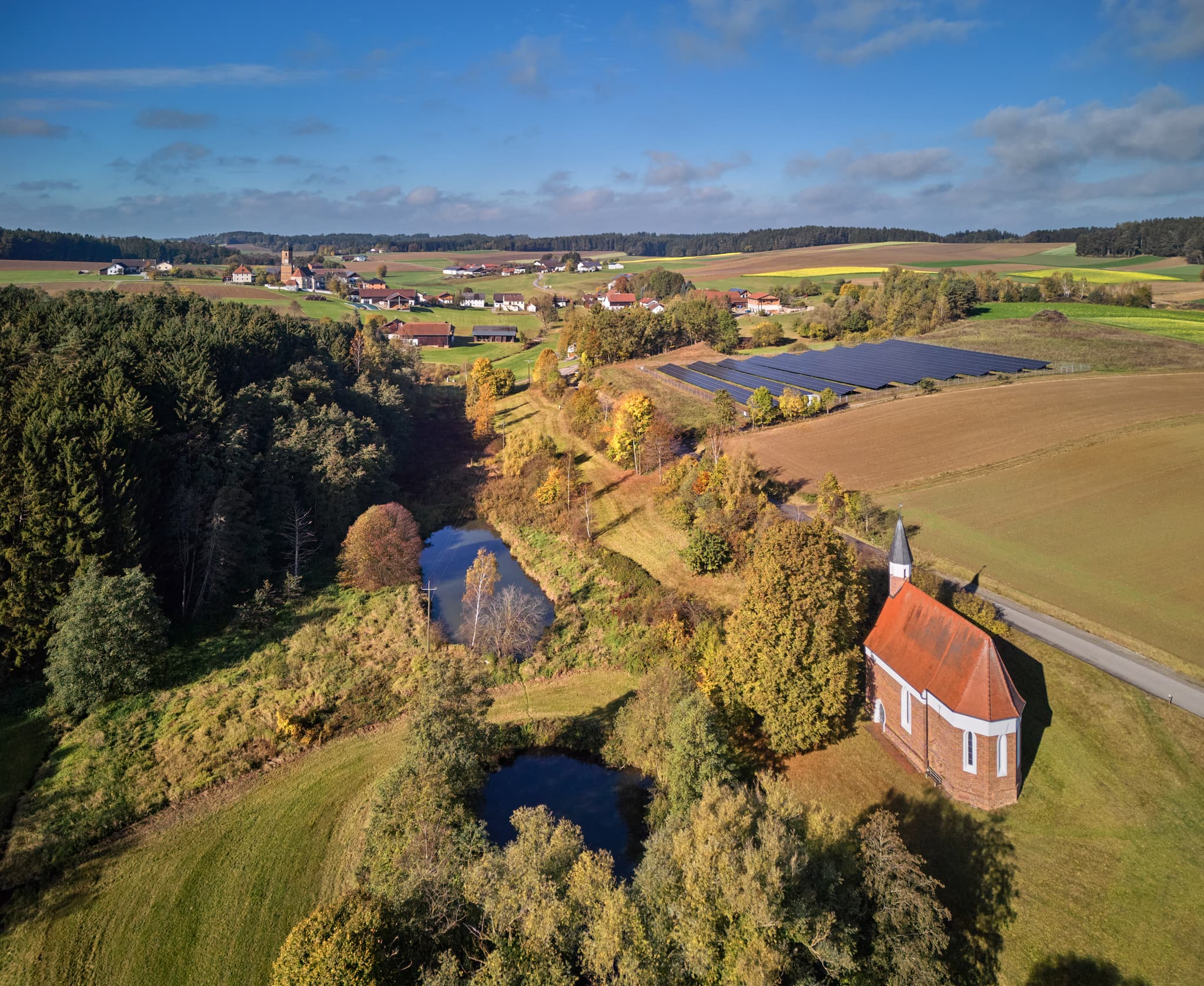 Kirchlein, Martinskirchen St. Koloman, Rottal-Inn - Kirchlein in Martinskirchen St. Koloman, Wurmannsquick, mit Wäldern, Teichen, Feldern im Holzland. Landkreis Rottal-Inn, Niederbayern, Deutschland.