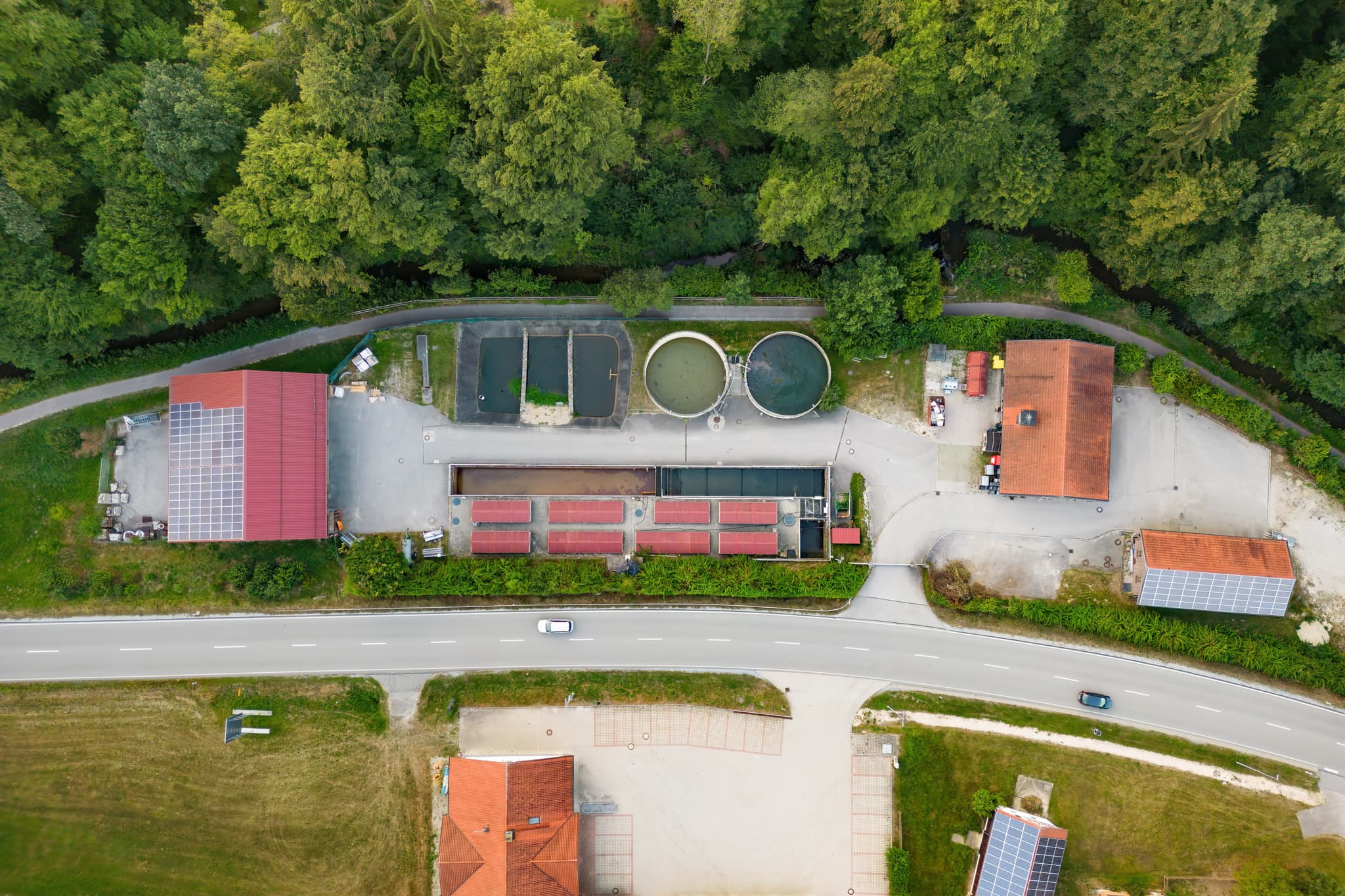 Klärlage Wertstoffhof Reischach, Landkreis Altötting - Luftbildaufnahme einer Kläranlage und eines Wertstoffhofs in Reischach, Gemeinde Reischach, Landkreis Altötting, Oberbayern, Bayern, Deutschland.