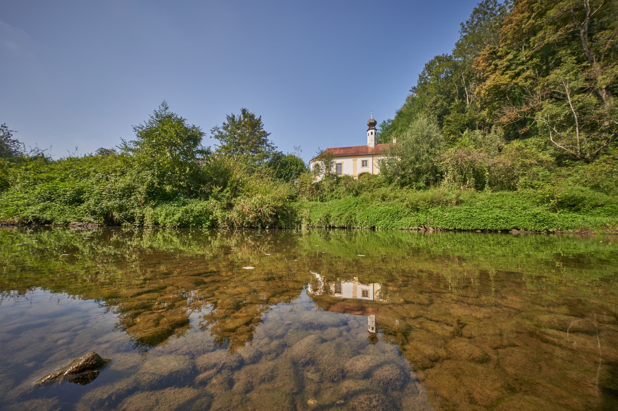 Klausenkirche Töging, Altötting, Oberbayern, Inn-Salzach - Klausenkirche Engfurt in Töging am Inn, Landkreis Altötting, Oberbayern, Region Inn-Salzach, Deutschland. Historische Kirche am Ufer des Inns.
