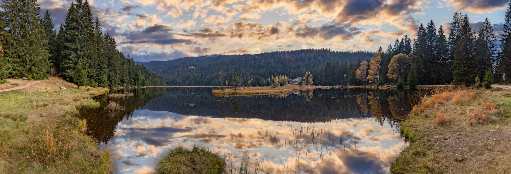 Kleiner Arbersee Panorama, Cham, Oberpfalz, Bayerischer Wald - Kleiner Arbersee, Lohberg, Landkreis Cham, Oberpfalz, Deutschland. Panoramaansicht der malerischen Seenlandschaft im Bayerischen Wald.