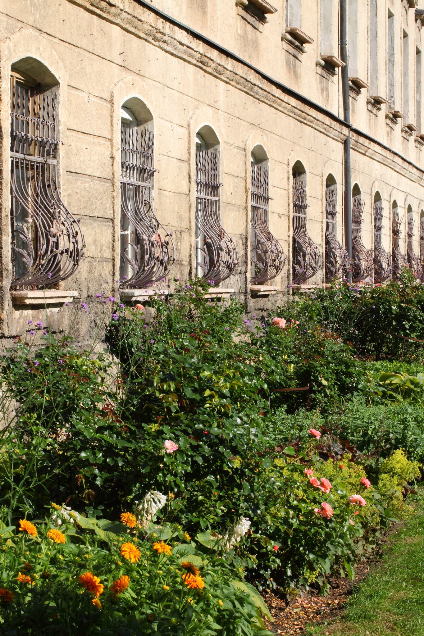 Klosteranlage Raitenhaslach, Altötting, Oberbayern Bild - Klosteranlage Raitenhaslach, Burghausen, Altötting, Oberbayern, Inn-Salzach, Deutschland. Historische Fassade mit Fenstern und üppigem Klostergarten.