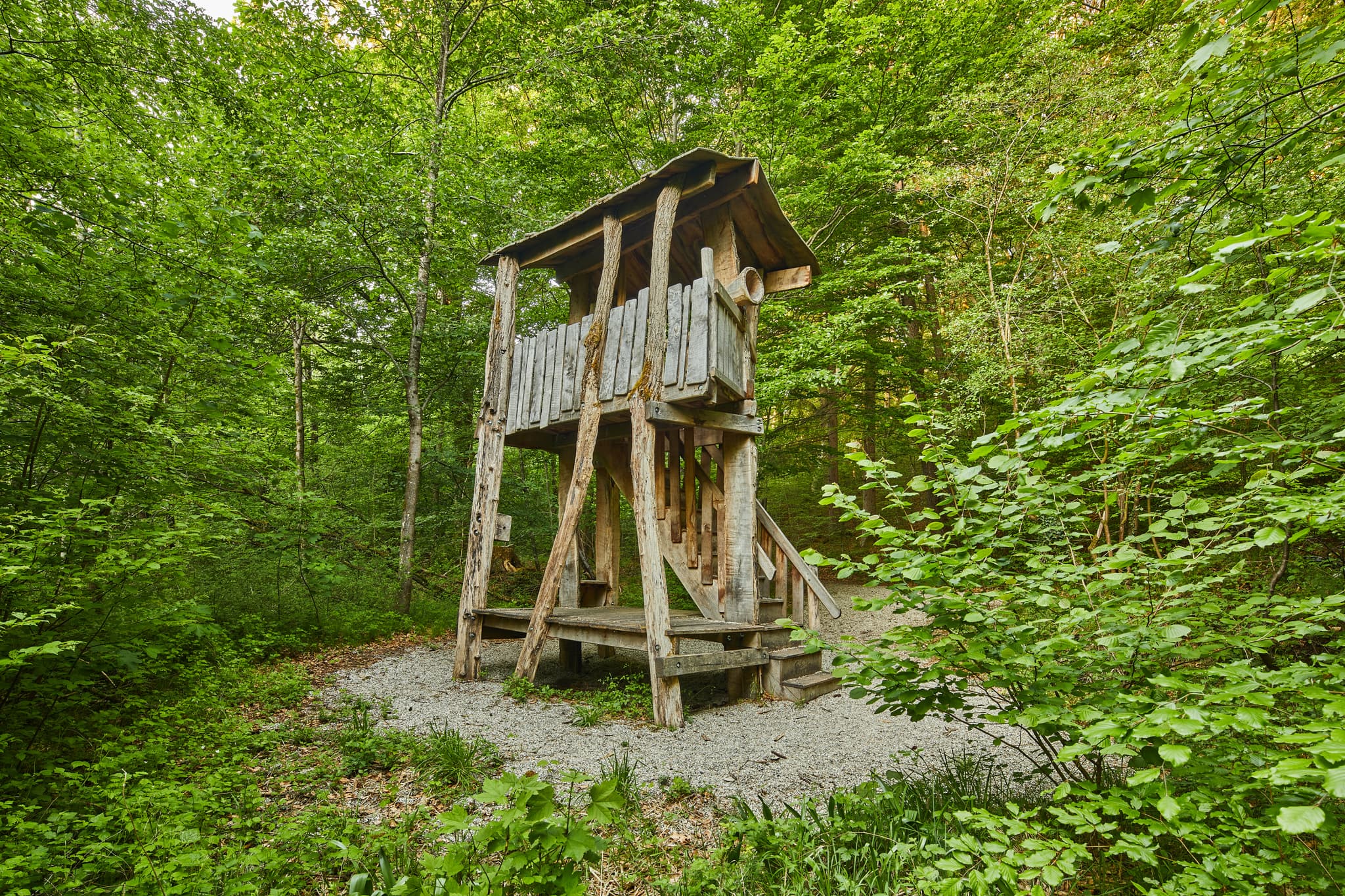 Klosterau Walderlebnispfad Alz Au, Altötting, Oberbayern - Hölzerner Hochstand auf dem Klosterau Walderlebnispfad Alz Au, nahe Mehring im Landkreis Altötting, Oberbayern, Region Inn-Salzach, Deutschland. Natur pur.
