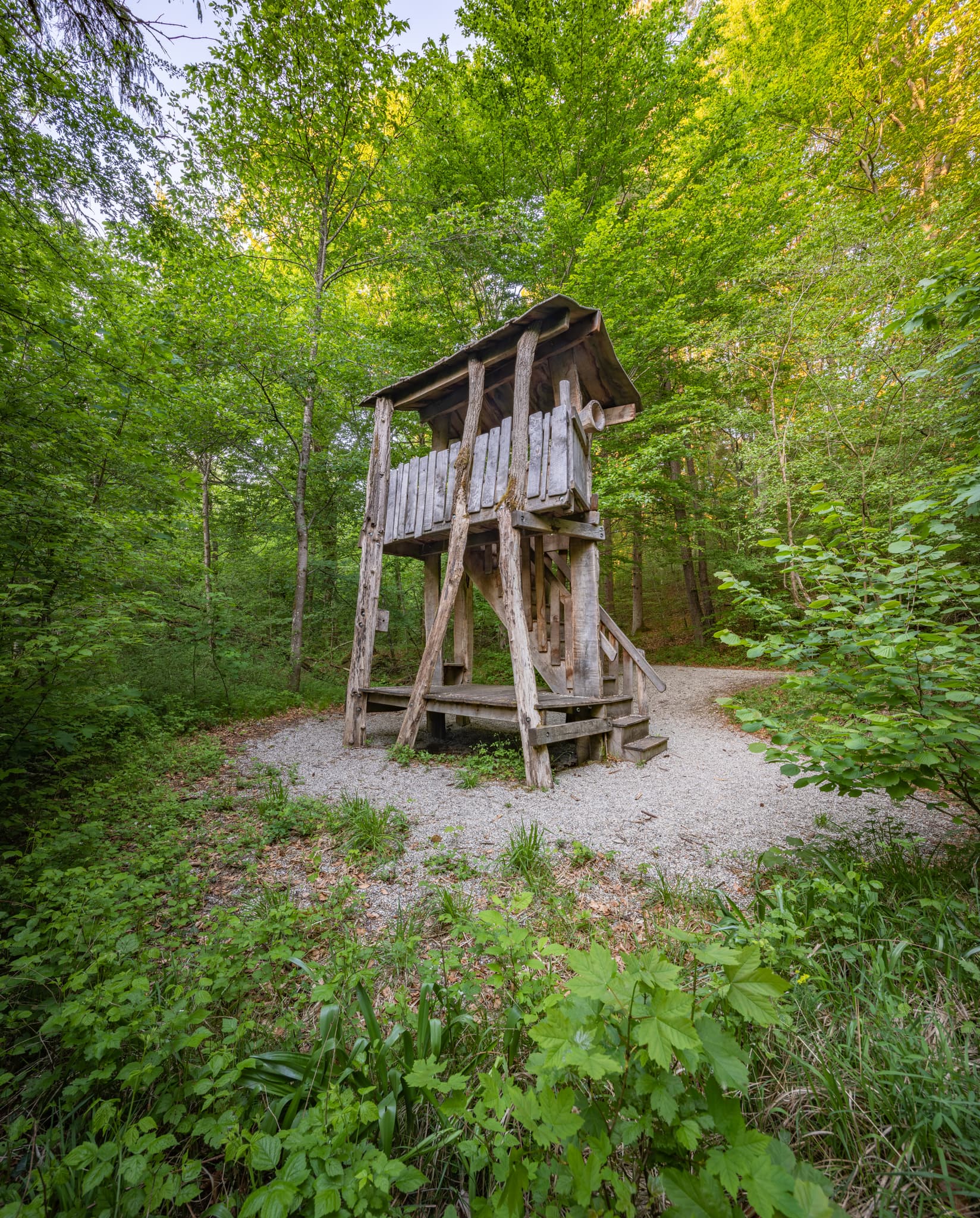 Klosterau Walderlebnispfad Alz Au, Altötting, Oberbayern - Hölzerner Hochstand auf dem Klosterau Walderlebnispfad Alz Au, nahe Mehring im Landkreis Altötting, Oberbayern, Region Inn-Salzach, Deutschland. Natur pur.
