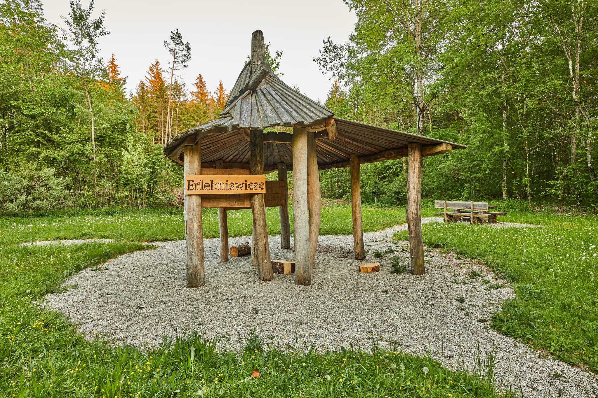 Klosterau Walderlebnispfad Alz Au, Mehring, Altötting - Ein hölzerner Pavillon auf der Erlebniswiese des Walderlebnispfades Alz Au in Mehring, Altötting, Oberbayern. Teil der Naturlandschaft Inn-Salzach, Deutschland.