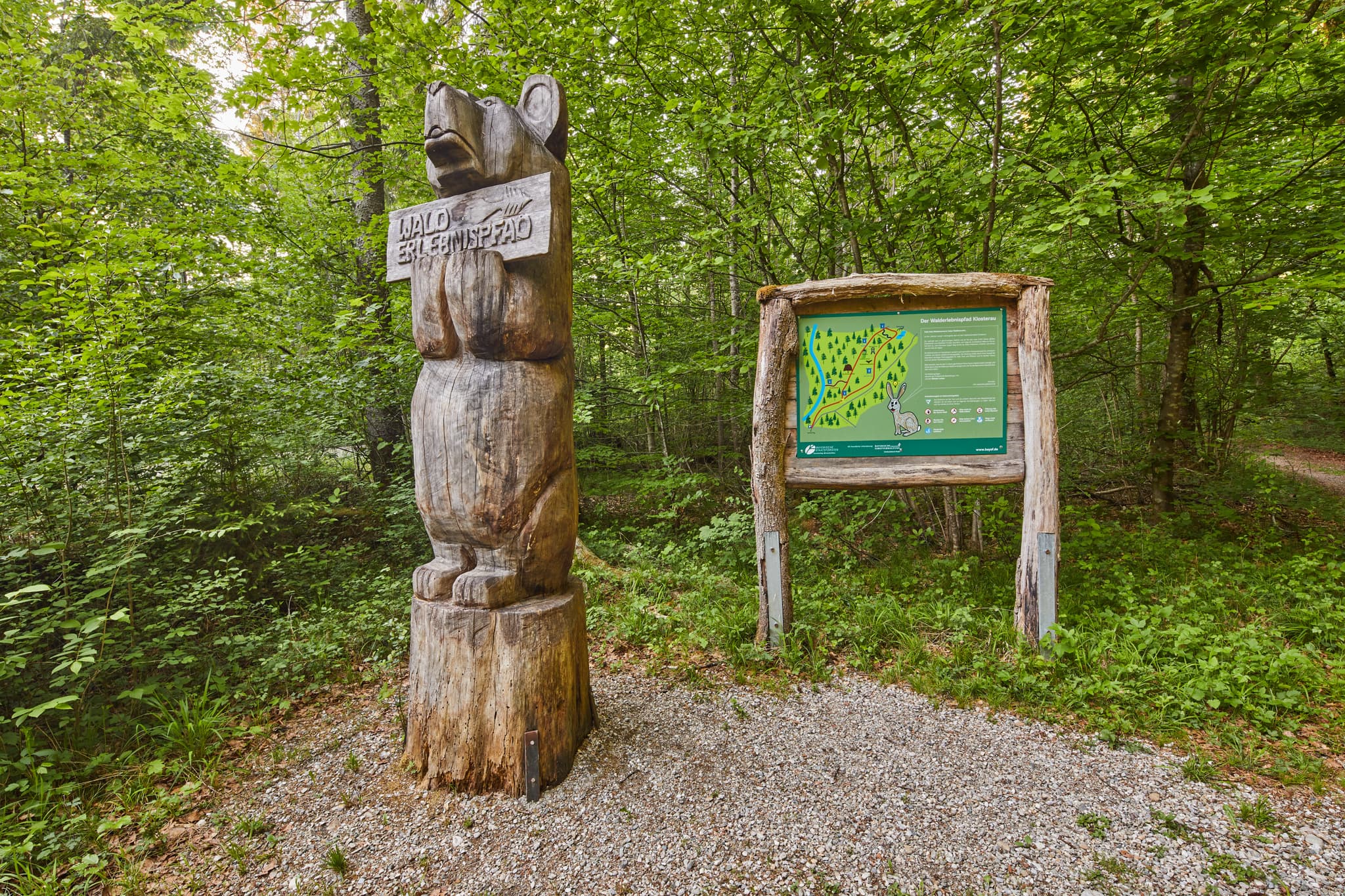 Klosterau Walderlebnispfad, Mehring, Altötting, Oberbayern - Der Klosterau Walderlebnispfad Alz Au in Mehring, Landkreis Altötting, Oberbayern. Er bietet Naturerlebnisse in der Region Inn-Salzach, Deutschland.