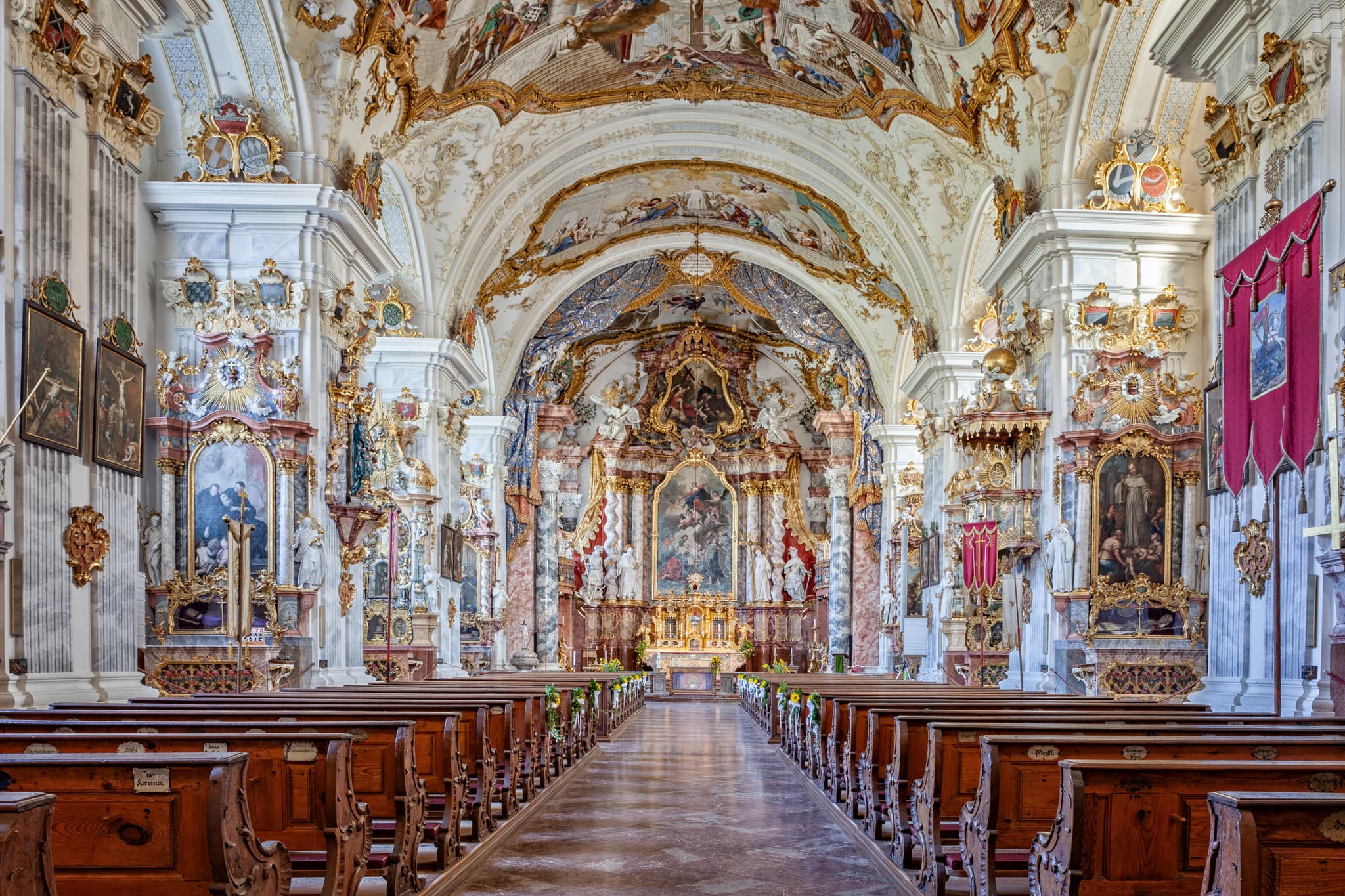 Klosterkirche St. Georg, Raitenhaslach, Altötting - Klosterkirche St. Georg in Raitenhaslach, Altötting, Oberbayern, Region Inn-Salzach, Bayern. Die Kirche zeigt reiche Stuckarbeiten und prächtige Altarbilder.