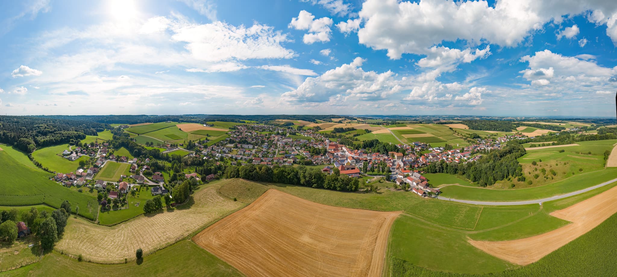 Kößlarn Luftbild, Passau, Niederbayern, Bäderdreieck - Beeindruckendes Luftbild der Gemeinde Kößlarn im Landkreis Passau, Niederbayern. Das malerische Dorf liegt inmitten der grünen Landschaft des Bäderdreiecks.