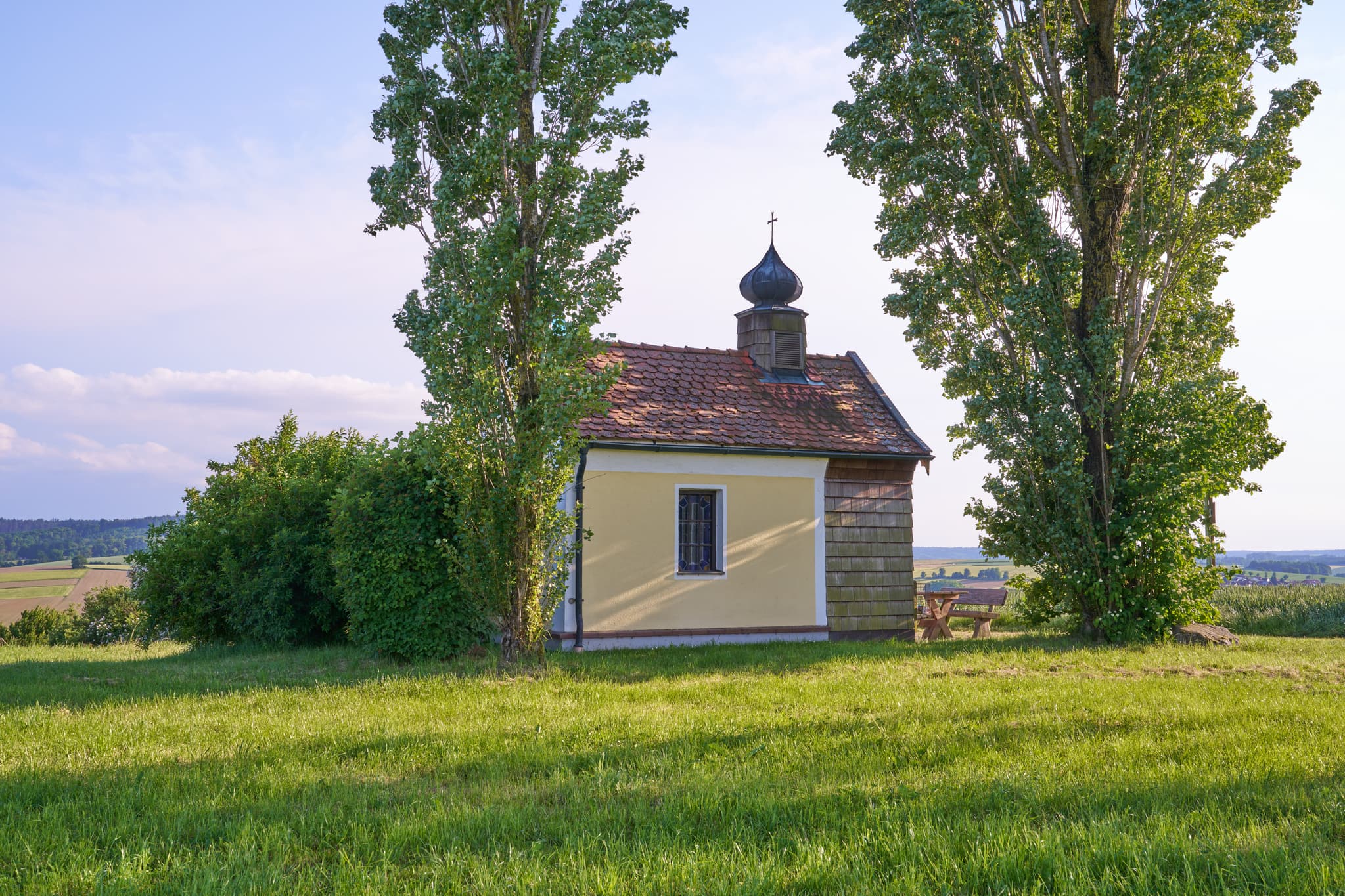 Koloman-Kapelle Zell, Ortenburg, Lk Passau - Idyllische Koloman-Kapelle in Zell bei Ortenburg, Landkreis Passau, Niederbayern, Region Donau-Wald. Ein malerisches Fotomotiv in Deutschland.