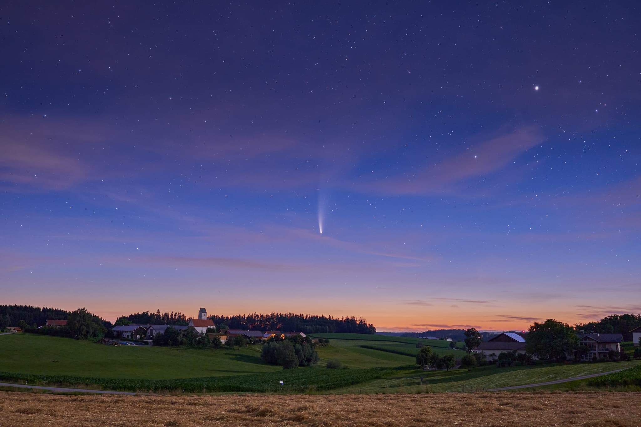 Komet Neowise Ecking, Altötting, Oberbayern, Inn-Salzach - Nachtaufnahme des Kometen Neowise 2020 über Ecking im Landkreis Altötting, Oberbayern, Region Inn-Salzach, Holzland, Deutschland.