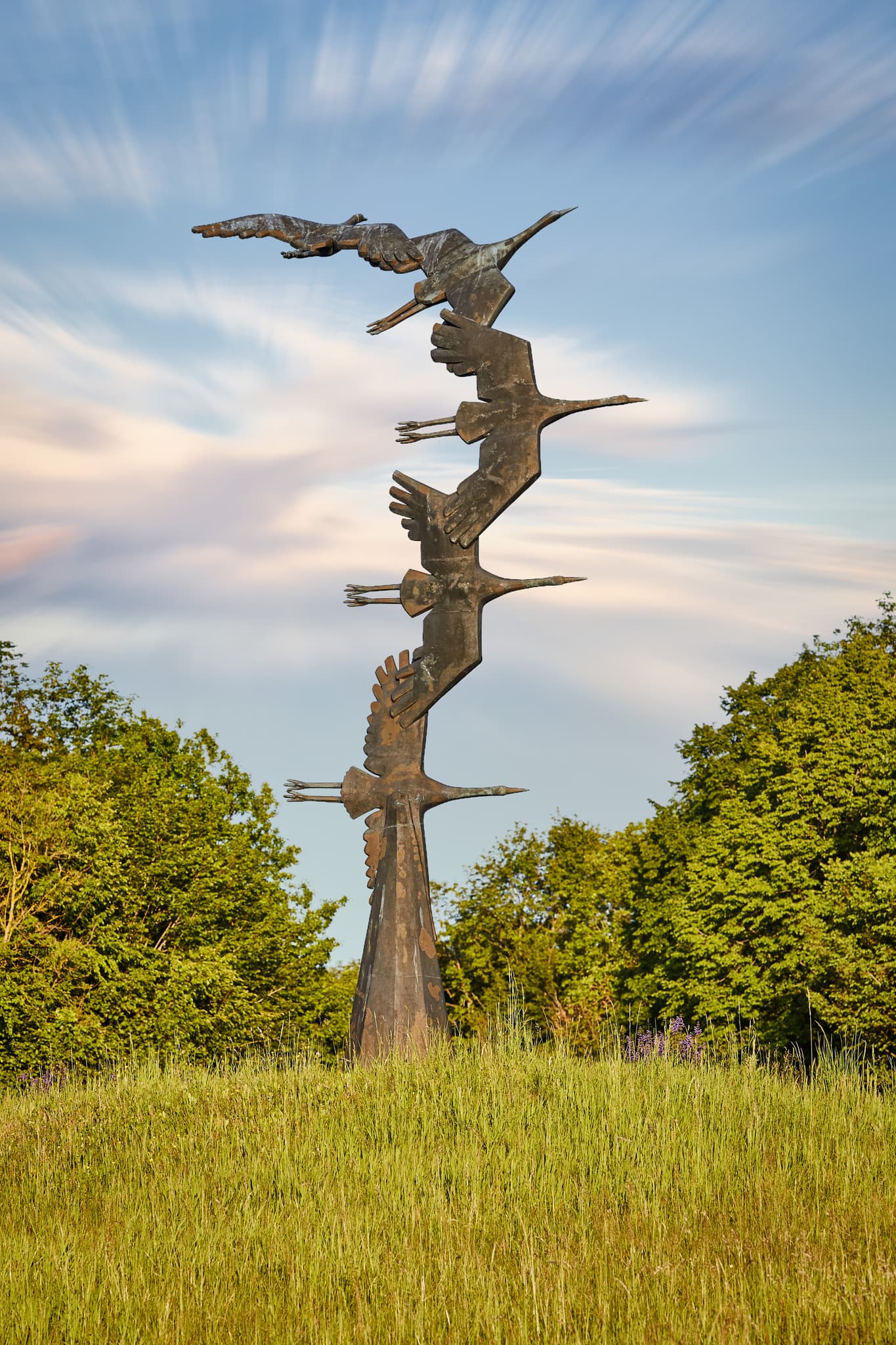 Kraniche Abfahrt Hohenwart, Emmerting, Altötting, Oberbayern - Skulptur von Kranichen in Hohenwart bei Emmerting, Landkreis Altötting, Regierungsbezirk Oberbayern, Region Inn-Salzach, Deutschland.