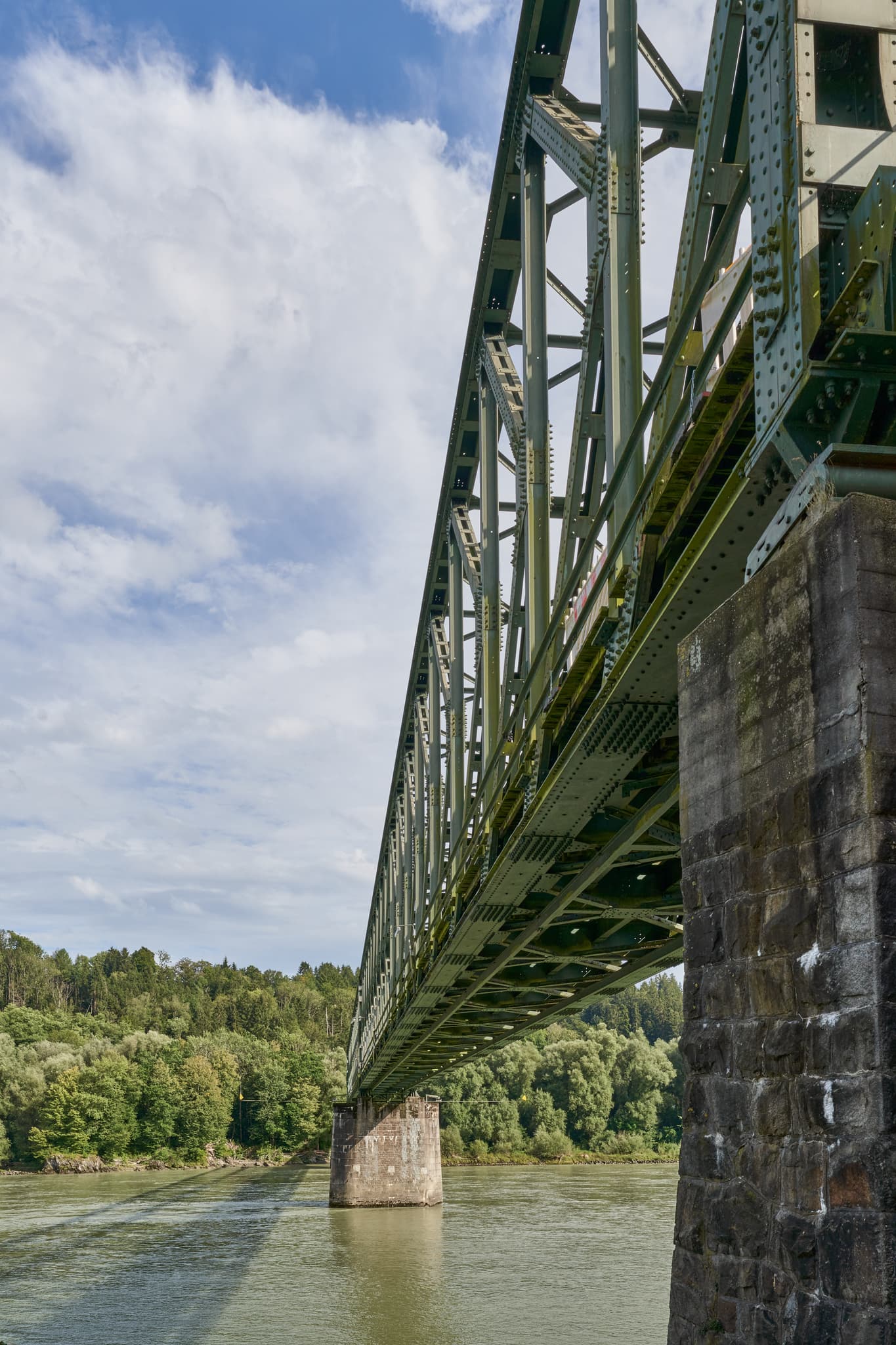 Kräutlsteinbrücke Donau, Lindau, Niederbayern - Die Kräutlsteinbrücke über die Donau bei Lindau in Niederbayern, Bayerischer Wald, Deutschland.  Eine beeindruckende Stahlkonstruktion.