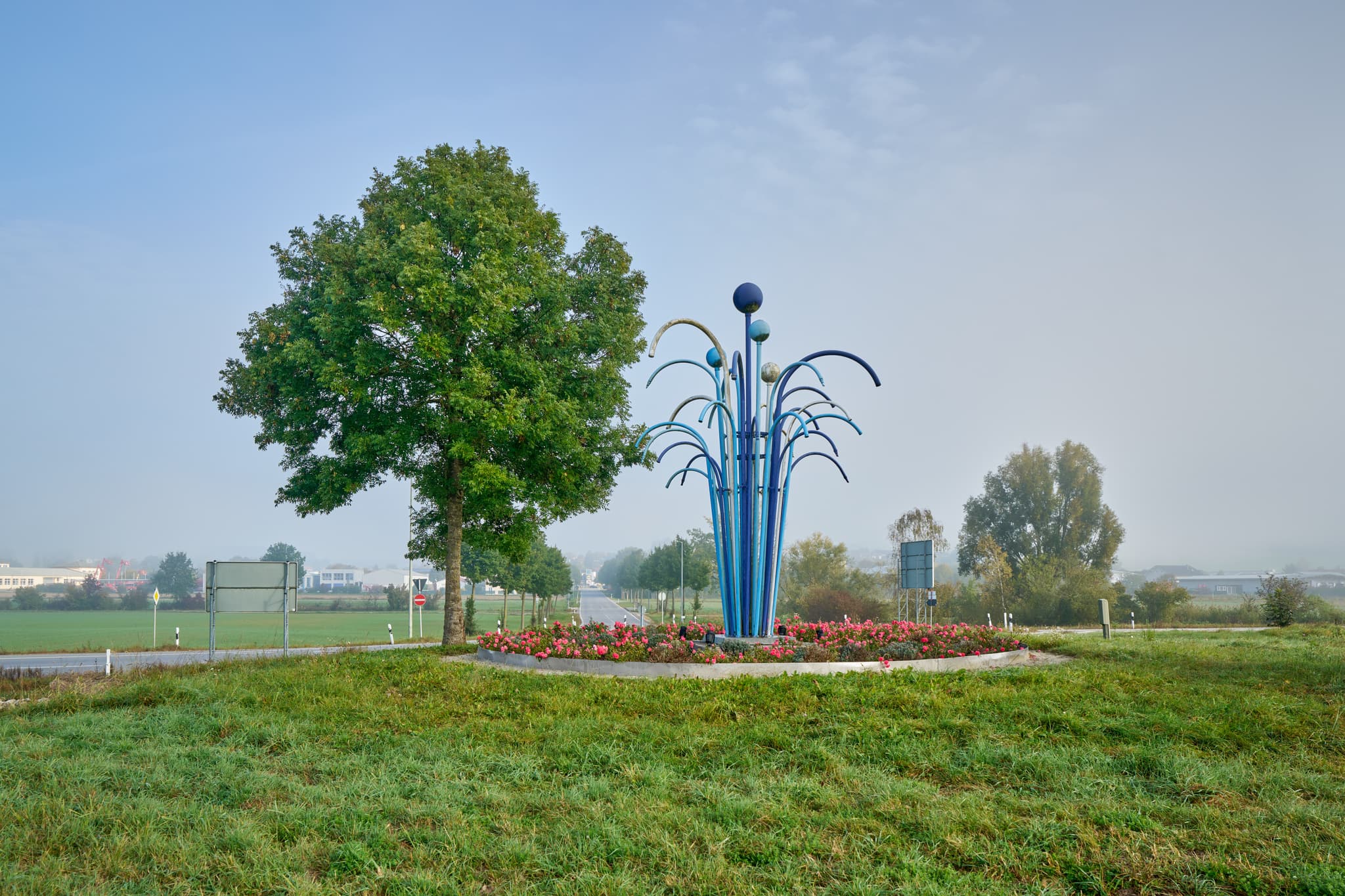Kreisverkehr Bad Birnbach, Rottal, Niederbayern, Bäderdrieck - Herbststimmung in Bad Birnbach, Rottal-Inn, Niederbayern. Kreisverkehr mit moderner Skulptur und Baum, eingebettet in die ländliche Landschaft des Bäderdriecks.