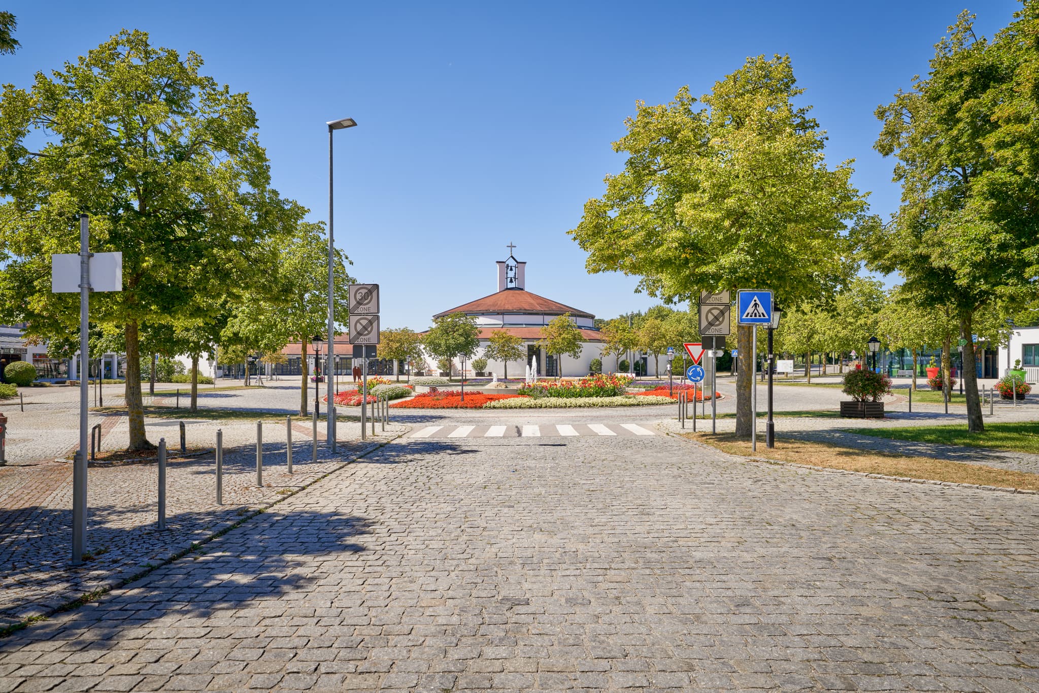 Kreisverkehr zur Therme, Bad Griesbach, Passau, Niederbayern - Kreisverkehr zur Therme Bad Griesbach, Landkreis Passau, Niederbayern, Deutschland. Motiv zeigt zentrale Verkehrsanlage mit Blumen und Bäumen.