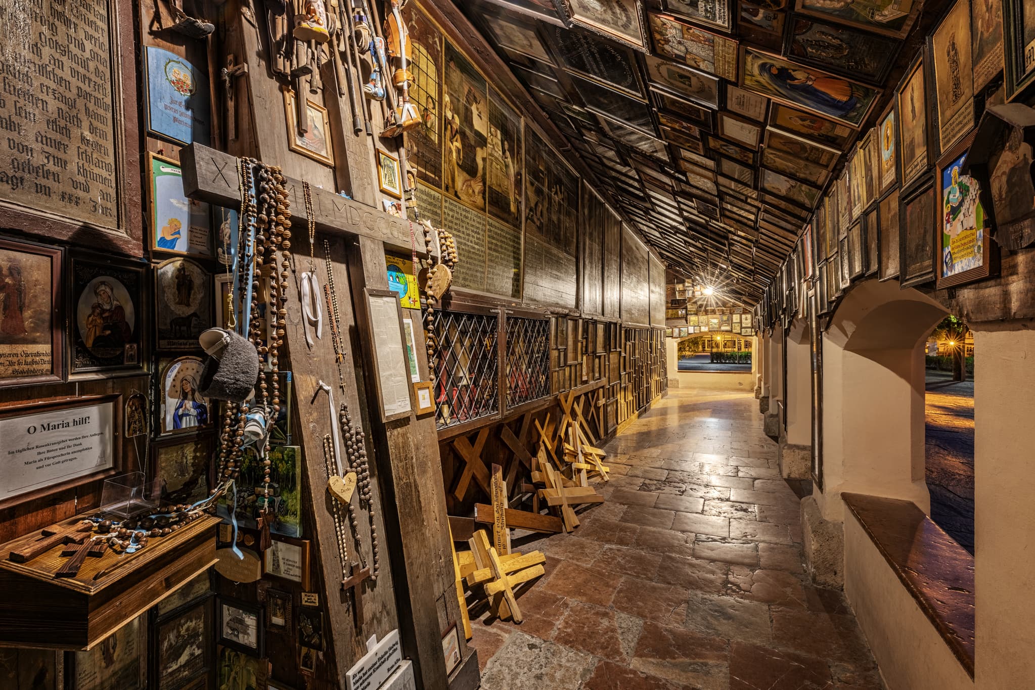 Kreuze und Votivtafeln im Umgang der Gnadenkapelle Altötting - Gnadenkapelle Altötting, Kreuze und Votivtafeln, Kapellplatz, Landkreis Altötting, Oberbayern, Deutschland. Inn-Salzach, ein spiritueller Wallfahrtsort.