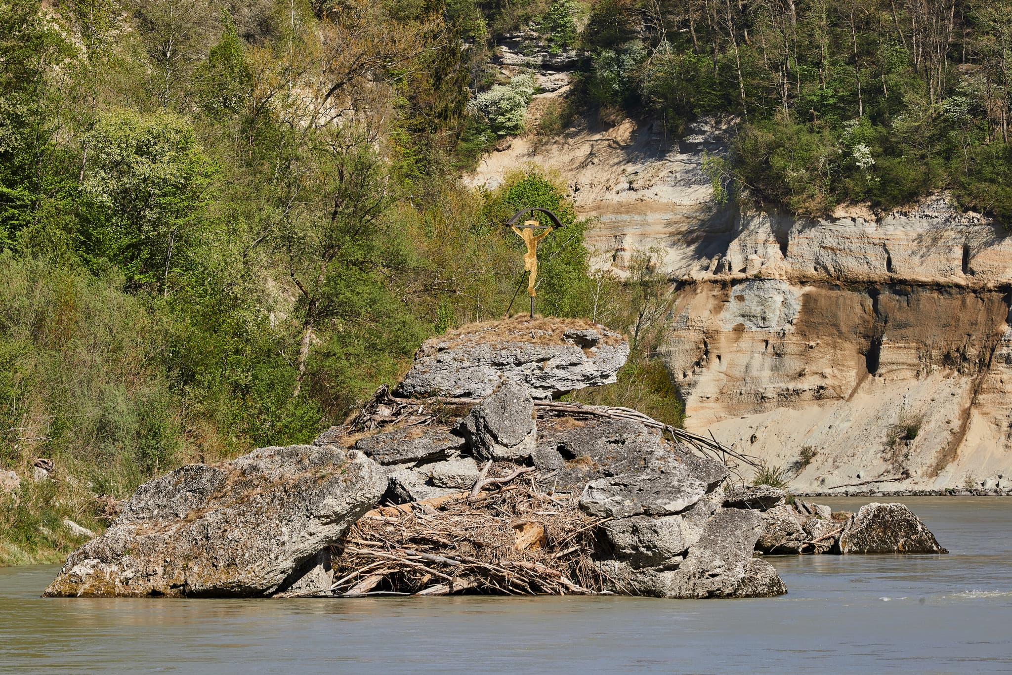 Kreuzfelsen, Burghausen, Altötting, Oberbayern - Kreuzfelsen, eine große Felsformation mit Vogelnest im Fluss bei Burghausen, Landkreis Altötting, Oberbayern, Deutschland. Prägt die Region Inn-Salzach.