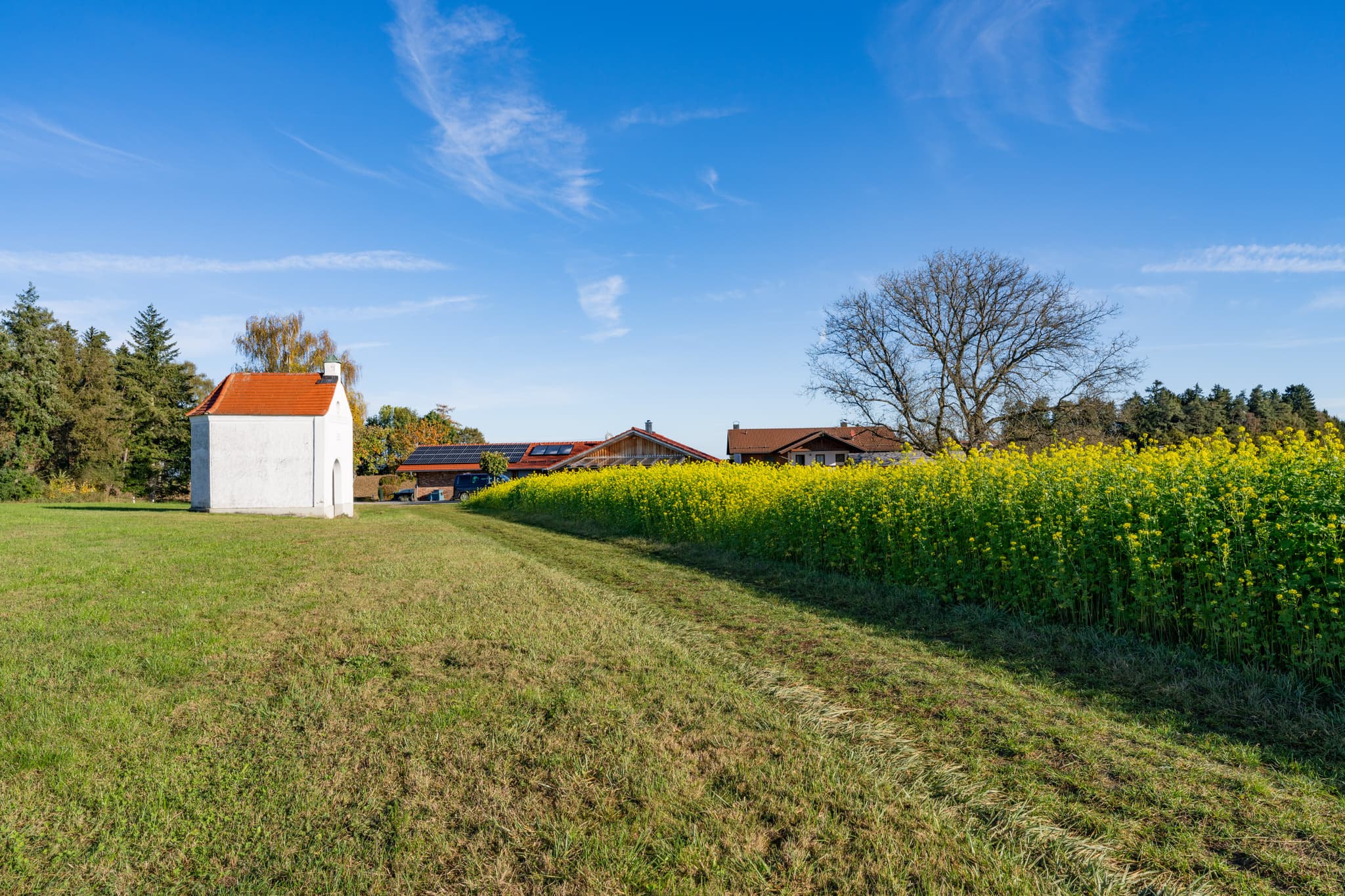 Kreuzhäusl Kapelle, Wurmannsquick, Rottal-Inn, Niederbayern - Kreuzhäusl Kapelle in ländlicher Umgebung bei Wurmannsquick, Landkreis Rottal-Inn. In Niederbayern, Deutschland, umgeben von Wiesen und Bäumen im Holzland.