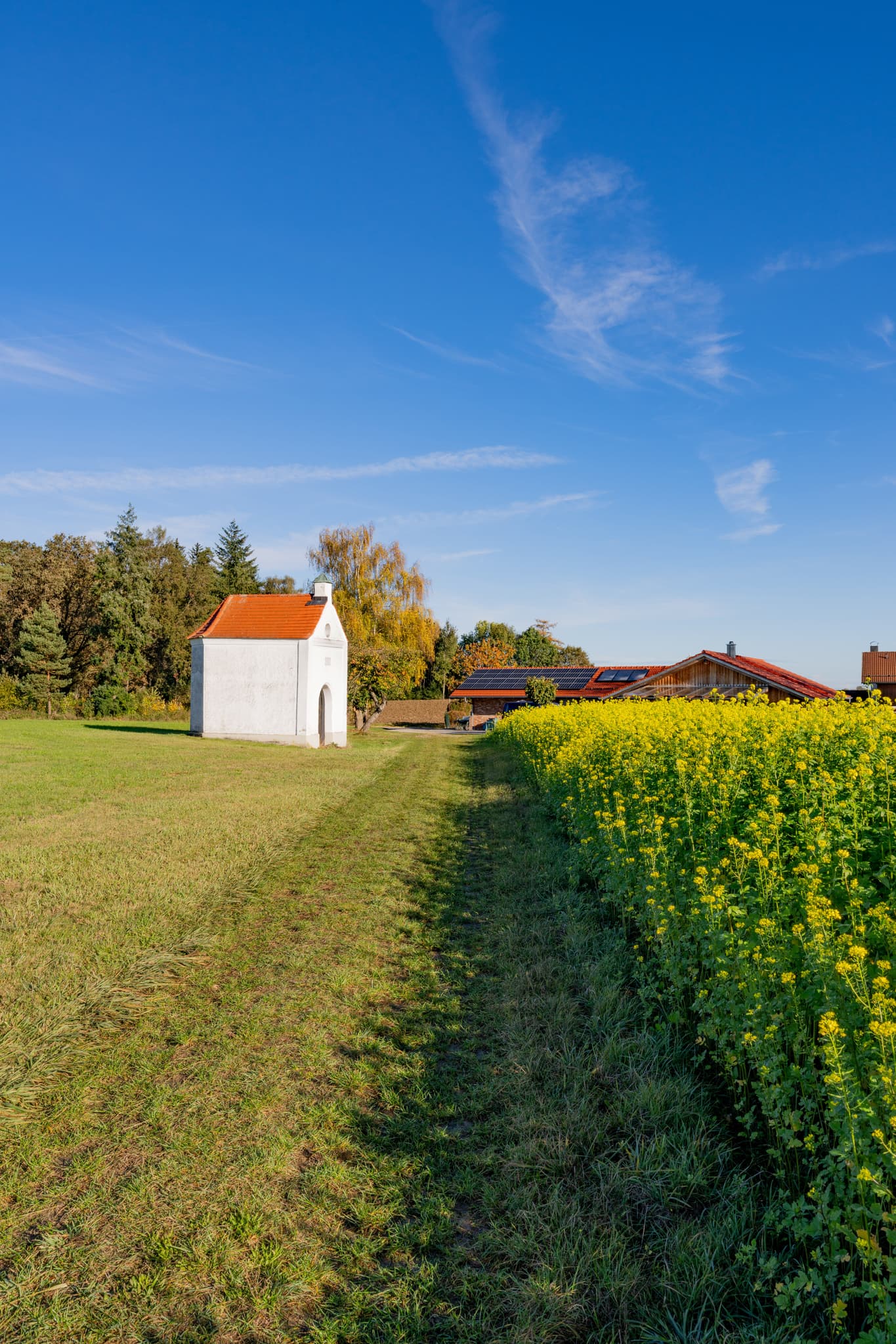 Kreuzhäusl Kapelle, Wurmannsquick, Rottal-Inn, Niederbayern - Kreuzhäusl Kapelle in ländlicher Umgebung bei Wurmannsquick, Landkreis Rottal-Inn. In Niederbayern, Deutschland, umgeben von Wiesen und Bäumen im Holzland.