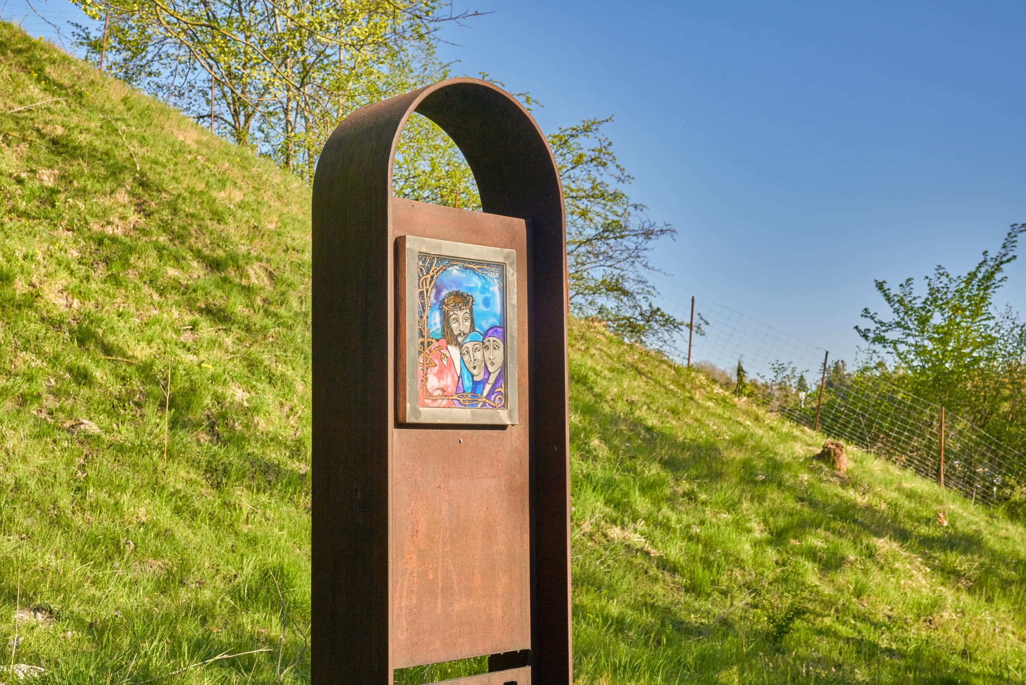 Kreuzweg Station, Schlossberg, Mühldorf am Inn, Oberbayern - Eine Kreuzweg Station mit religiösem Motivauf dem Schlossberg, Kraiburg, im Landkreis Mühldorf am Inn, Oberbayern, Region Inn-Salzach, Deutschland.