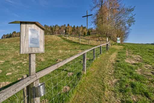 Kreuzweg Stationstafel mit Kreuz, Erlbach, Altötting