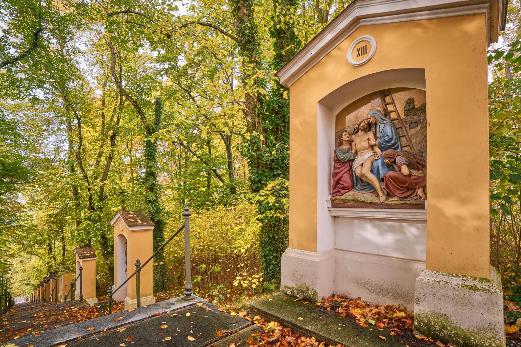Kreuzweg, Wallfahrtskirche Gartlberg, Rottal-Inn - Steiler Kreuzweg / Treppenweg zur Wallfahrtskirche Gartlberg in Pfarrkirchen, Landkreis Rottal-Inn, Niederbayern.