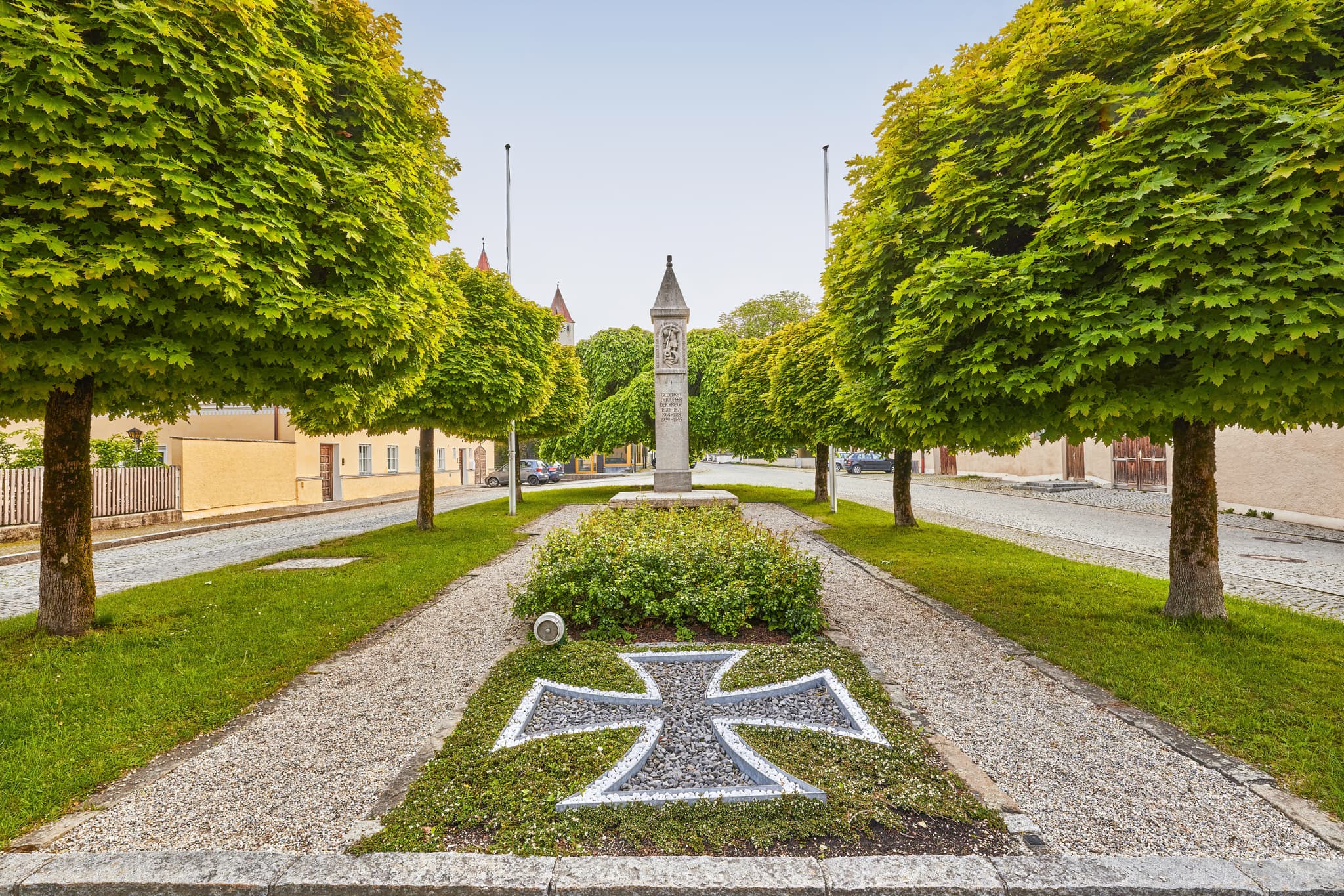 Kriegerdenkmal Haag, Mühldorf am Inn, Oberbayern - Ein Kriegerdenkmal mit Eisernem Kreuz und Baumallee in Haag, Mühldorf am Inn. Es liegt in Oberbayern, Deutschland, Teil der Region Inn-Salzach.
