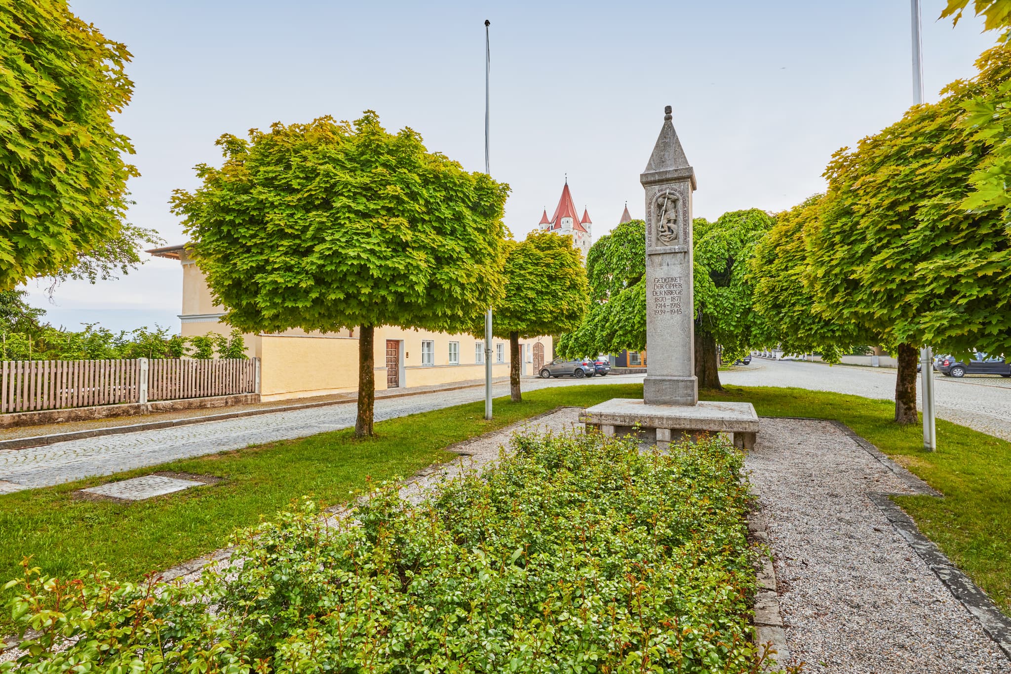 Kriegerdenkmal Haag, Mühldorf am Inn, Oberbayern - Kriegerdenkmal in Haag, Landkreis Mühldorf am Inn, Oberbayern, Deutschland. Typische Szenerie der Region Inn-Salzach mit Grün, Bäumen und Gebäuden.