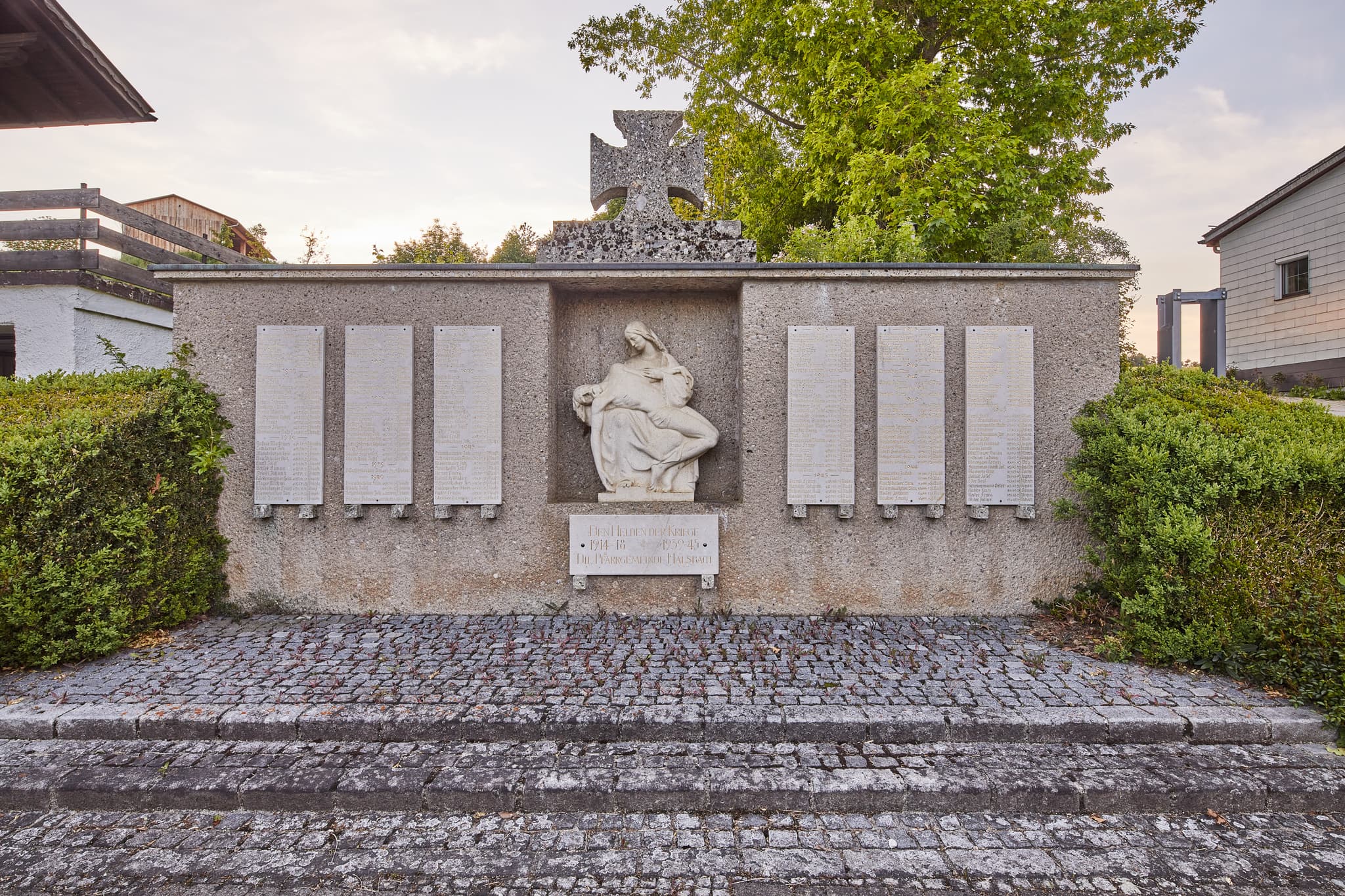 Kriegerdenkmal Halsbach, Altötting, Oberbayern, Inn-Salzach - Das Kriegerdenkmal in Halsbach, Landkreis Altötting, ist ein wichtiges Mahnmal in der Region Inn-Salzach, Oberbayern, Deutschland.