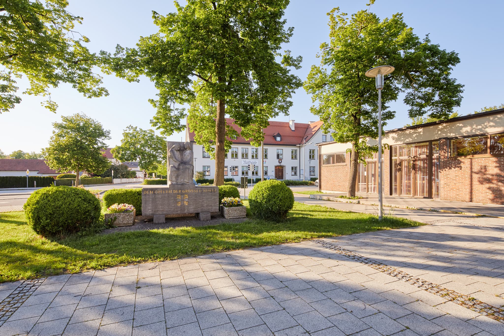 Kriegerdenkmal Rathaus, Dorfplatz, Altötting, Oberbayern - Ein Kriegerdenkmal und das Rathaus am Dorfplatz in Emmerting, Altötting, Oberbayern, Deutschland. Szenerie in der Region Inn-Salzach.