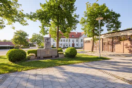 Kriegerdenkmal Rathaus, Dorfplatz, Altötting, Oberbayern