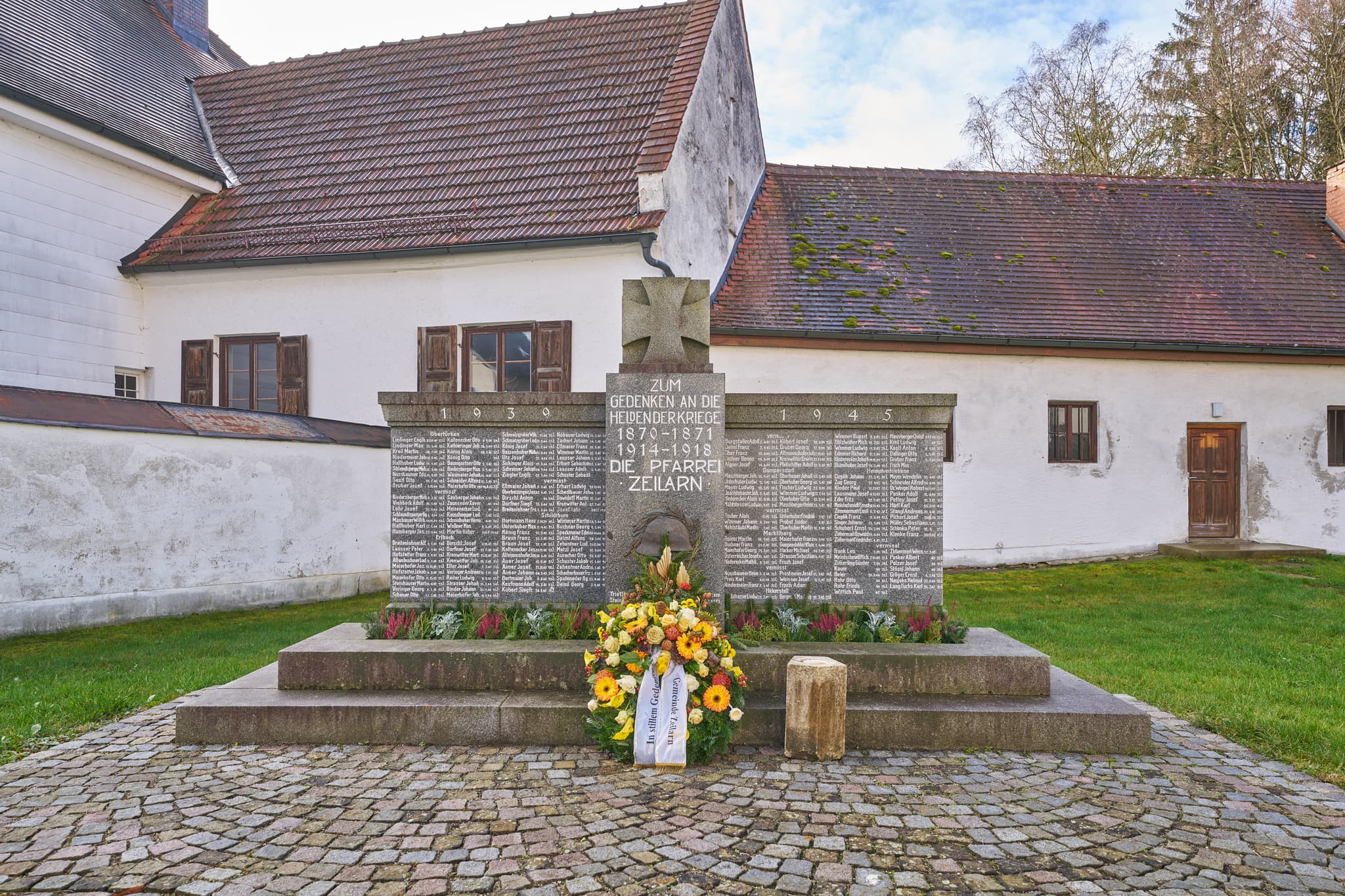 Kriegerdenkmal St. Martinus, Zeilarn, Niederbayern, Holzland - Kriegerdenkmal der Pfarrkirche St. Martinus in Zeilarn, Rottal-Inn, Niederbayern. Denkmal auf gepflastertem Vorplatz mit Kranz.
