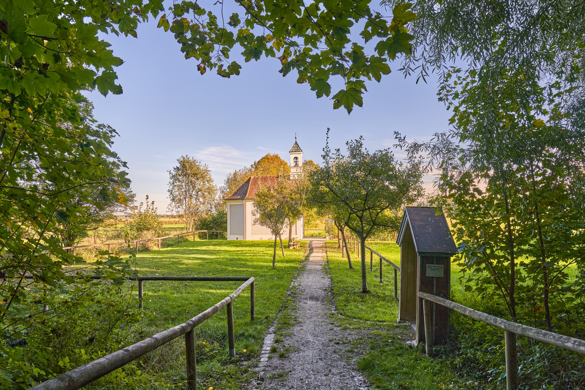Kronwidl Kapelle, Ecksberg Altmühldorf, Mühldorf am Inn - Kronwidl Kapelle in Ecksberg Altmühldorf, Landkreis Mühldorf am Inn, Oberbayern, Inn-Salzach, Deutschland. Ein idyllische Kapelle umgeben von Natur.