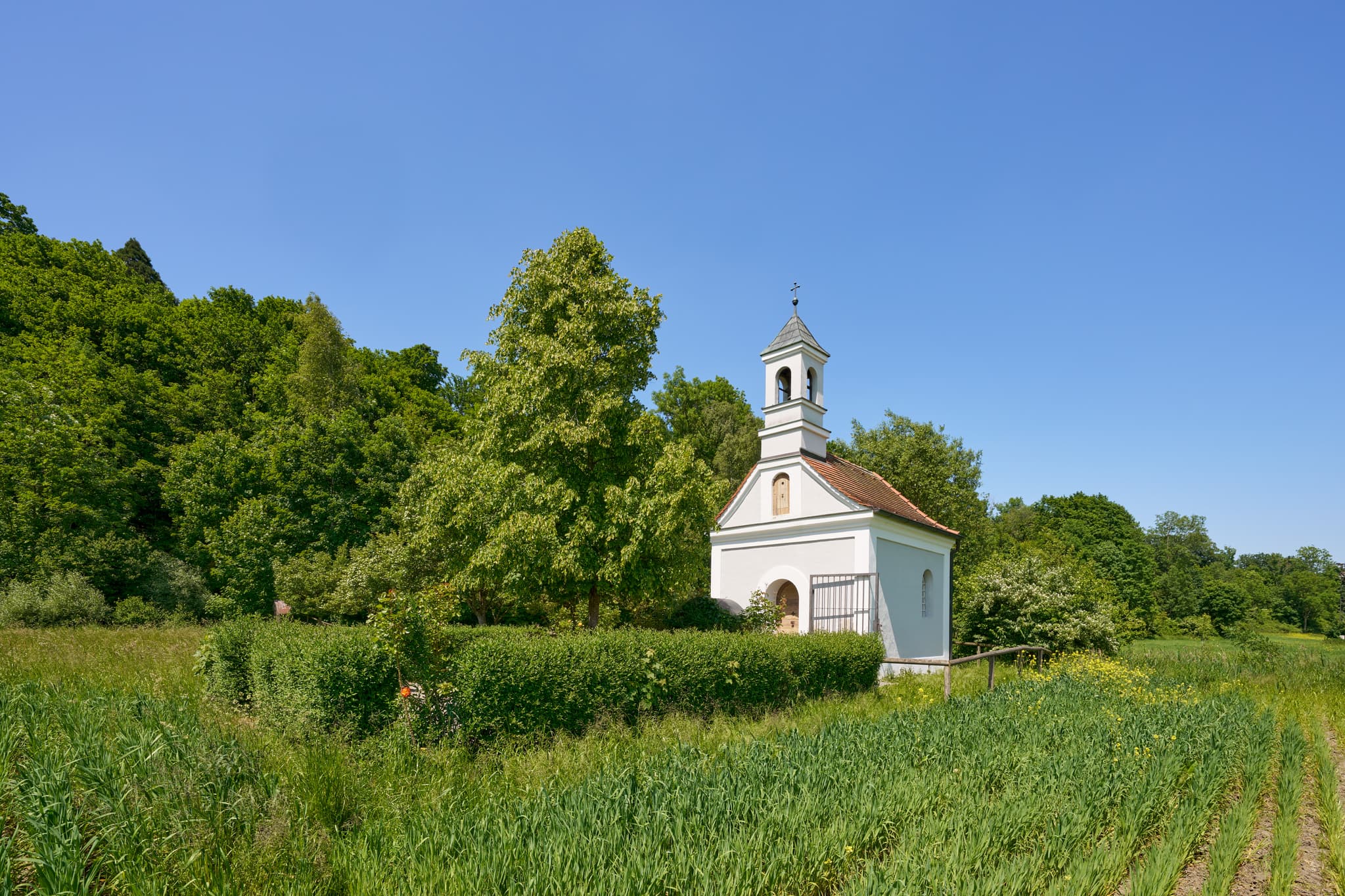 Kronwidl Kapelle Ecksberg Altmühldorf, Mühldorf, Inn-Salzach - Kronwidl Kapelle in Ecksberg Altmühldorf, Mühldorf am Inn, Oberbayern. Kapelle in der Inn-Salzach Region, Deutschland, umgeben von grünen Feldern und Bäumen.