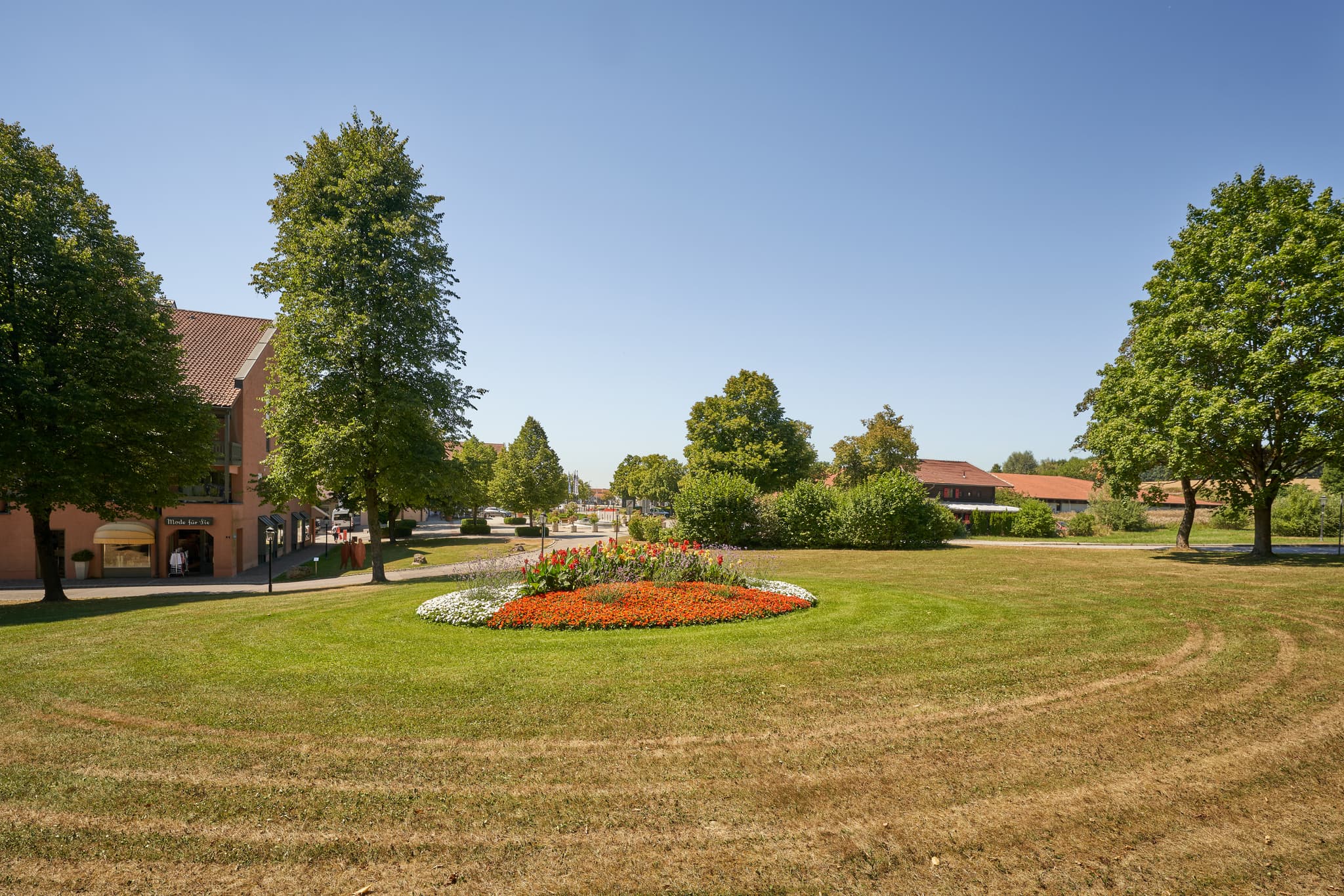 Kurpark Bad Griesbach, Passau, Niederbayern, Bäderdreieck - Der Kurpark in Bad Griesbach, Landkreis Passau, Niederbayern, im Bäderdreieck, Deutschland. Einladende Blumeninsel und grüne Anlagen prägen das Bild.