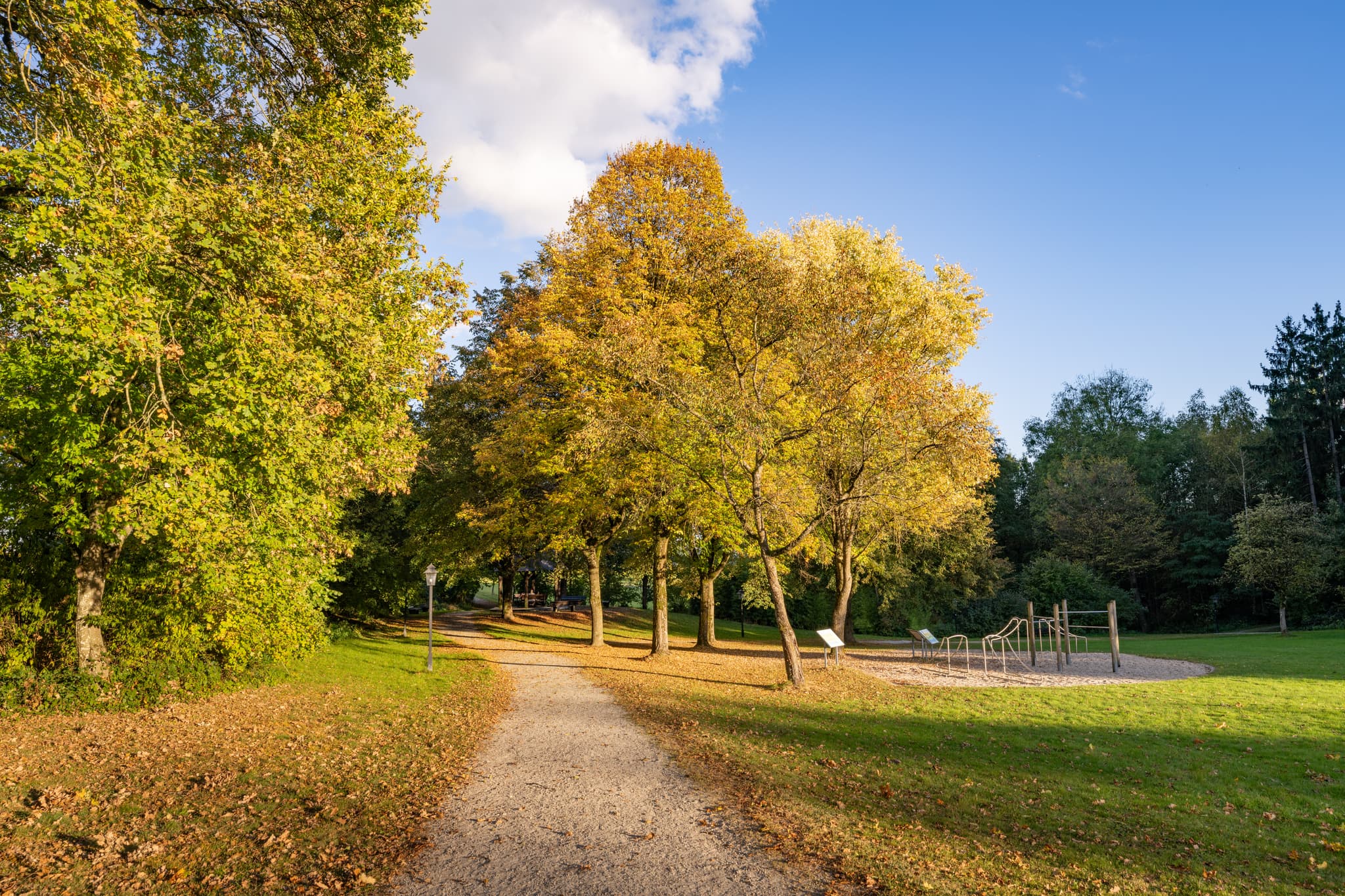 Kurpark Bad Griesbach, Passau, Niederbayern - Herbstliche Impressionen aus dem Kurpark Bad Griesbach im Rottal, Landkreis Passau, Niederbayern, Deutschland. Einladende Wege und Bäume in warmen Farben.
